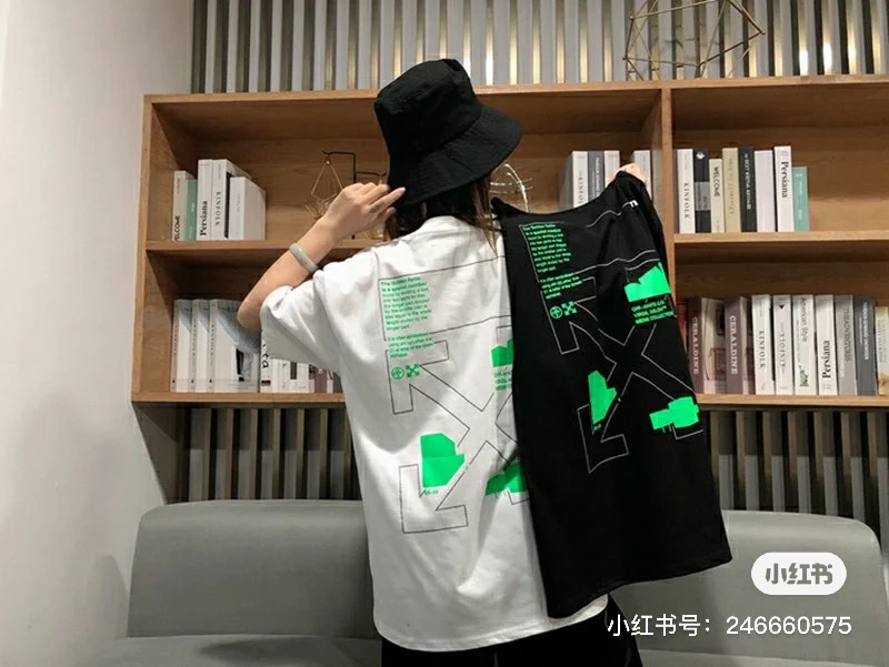 顶级版本上新💰69🔜O22#
-OFF WHITE 线条荧光绿色箭头印花经典短袖T恤 男女同款 明星同款-
美国设计师 Virgil Abloh 以年轻世代的流行文化为号召,一手创立奢华街头潮牌 Off-White。行走于街头文化与高端时尚之间,以当代元素诠释青年文化,精细做工诠释潮流服饰,照片、画作和抢眼的图形印花都是设计师的灵感源泉
32支230克双纱纯棉面料,重工立体印花,后背刷漆有明显立体感,机洗毫无压力
精细走线,顶级工艺欢迎对比
-领标,吊牌,洗水标定制全套辅料
-专属Logo包装
-不挑年龄不挑身材不挑性别,男女都非常合适
所有细节均为实拍,放心购入
颜色:黑色
尺码:S-XL(版型偏大,最大可穿200斤)
胸围 衣长 肩宽
S码 110 72 47
M码 114 74 48.5
L码 118 76 50
XL码122 78 51.5