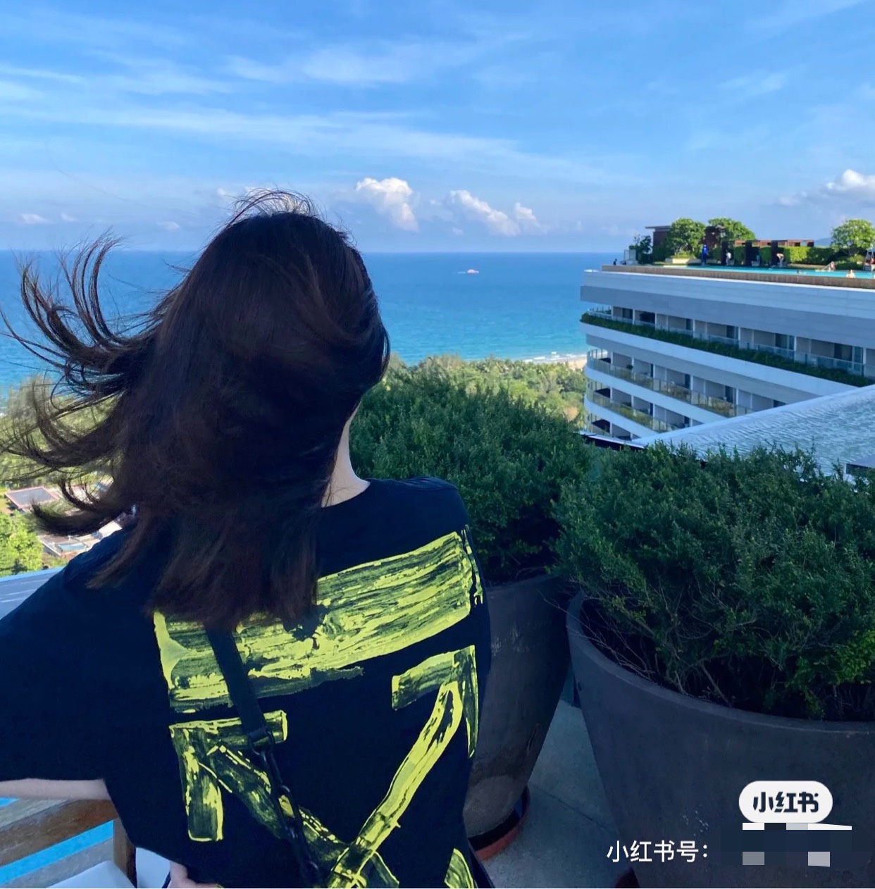 顶级版本上新💰69🔜O26#
-OFF WHITE金色刷漆箭头印花经典短袖T恤 男女同款 明星同款-
美国设计师 Virgil Abloh 以年轻世代的流行文化为号召,一手创立奢华街头潮牌 Off-White。行走于街头文化与高端时尚之间,以当代元素诠释青年文化,精细做工诠释潮流服饰,照片、画作和抢眼的图形印花都是设计师的灵感源泉
32支230克双纱纯棉面料,重工立体印花,后背刷漆有明显立体感,机洗毫无压力
精细走线,顶级工艺欢迎对比
-领标,吊牌,洗水标定制全套辅料
-专属Logo包装
-不挑年龄不挑身材不挑性别,男女都非常合适
所有细节均为实拍,放心购入
颜色:黑色 白色
尺码:S-XL(版型偏大,最大可穿200斤)
胸围 衣长 肩宽
S码 110 72 47
M码 114 74 48.5
L码 118 76 50
XL码122 78 51.5