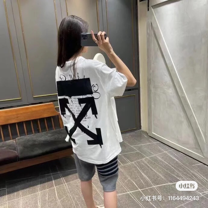 顶级版本上新💰69🔜O24#
-OFF WHITE 后背书写箭头印花经典短袖T恤 男女同款 明星同款-
美国设计师 Virgil Abloh 以年轻世代的流行文化为号召,一手创立奢华街头潮牌 Off-White。行走于街头文化与高端时尚之间,以当代元素诠释青年文化,精细做工诠释潮流服饰,照片、画作和抢眼的图形印花都是设计师的灵感源泉
32支230克双纱纯棉面料,重工立体印花,后背刷漆有明显立体感,机洗毫无压力
精细走线,顶级工艺欢迎对比
-领标,吊牌,洗水标定制全套辅料
-专属Logo包装
-不挑年龄不挑身材不挑性别,男女都非常合适
所有细节均为实拍,放心购入
颜色:黑色 白色
尺码:S-XL(版型偏大,最大可穿200斤)
胸围 衣长 肩宽
S码 110 72 47
M码 114 74 48.5
L码 118 76 50
XL码122 78 51.5