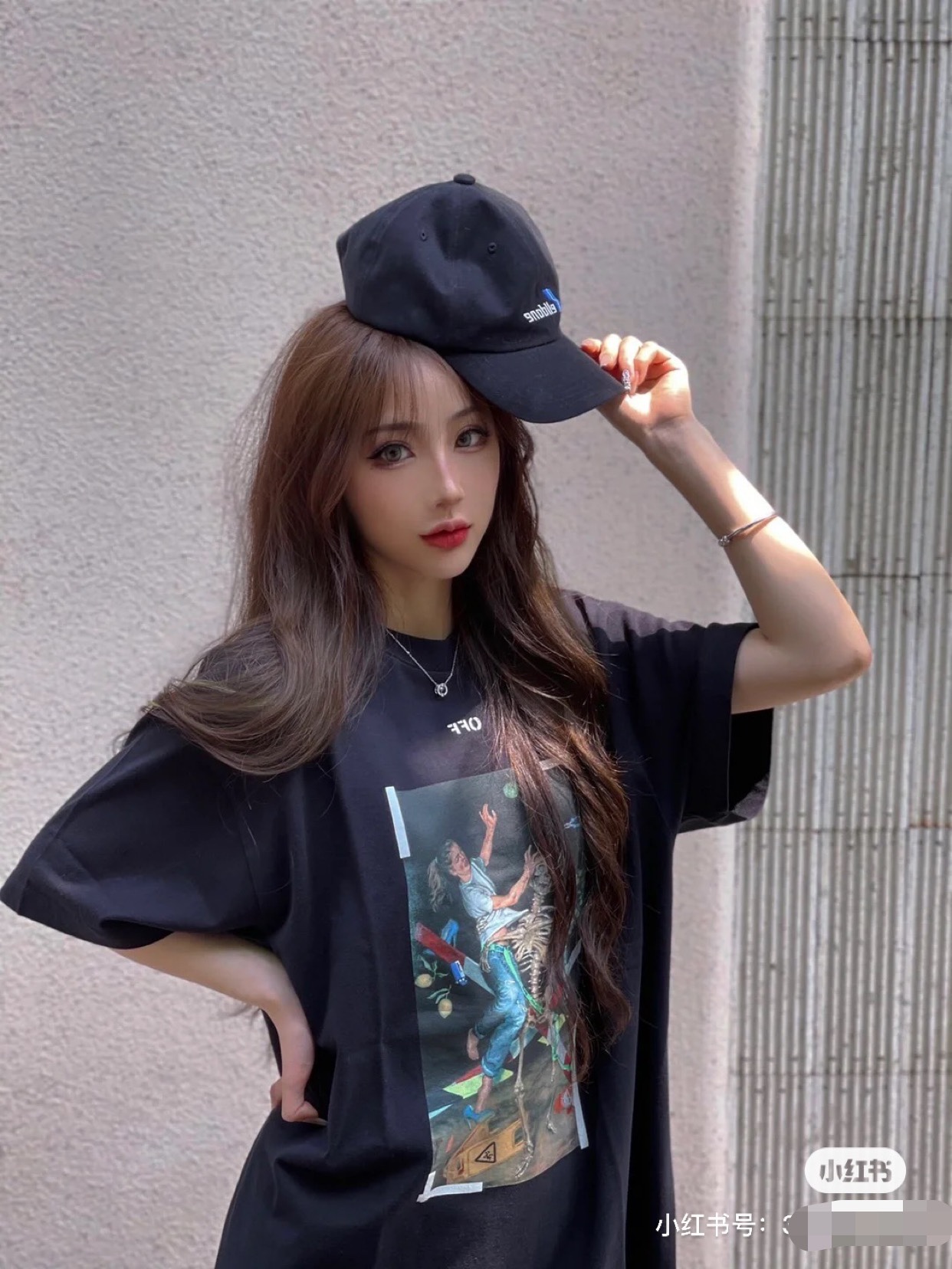 顶级版本上新💰69🔜O25#
-OFF WHITE油画印花经典短袖T恤 男女同款 明星同款-
美国设计师 Virgil Abloh 以年轻世代的流行文化为号召,一手创立奢华街头潮牌 Off-White。行走于街头文化与高端时尚之间,以当代元素诠释青年文化,精细做工诠释潮流服饰,照片、画作和抢眼的图形印花都是设计师的灵感源泉
32支230克双纱纯棉面料,重工立体印花,后背刷漆有明显立体感,机洗毫无压力
精细走线,顶级工艺欢迎对比
-领标,吊牌,洗水标定制全套辅料
-专属Logo包装
-不挑年龄不挑身材不挑性别,男女都非常合适
所有细节均为实拍,放心购入
颜色:黑色 白色
尺码:S-XL
胸围 衣长 肩宽
S码 110 72 47
M码 114 74 48.5
L码 118 76 50
XL码122 78 51.5