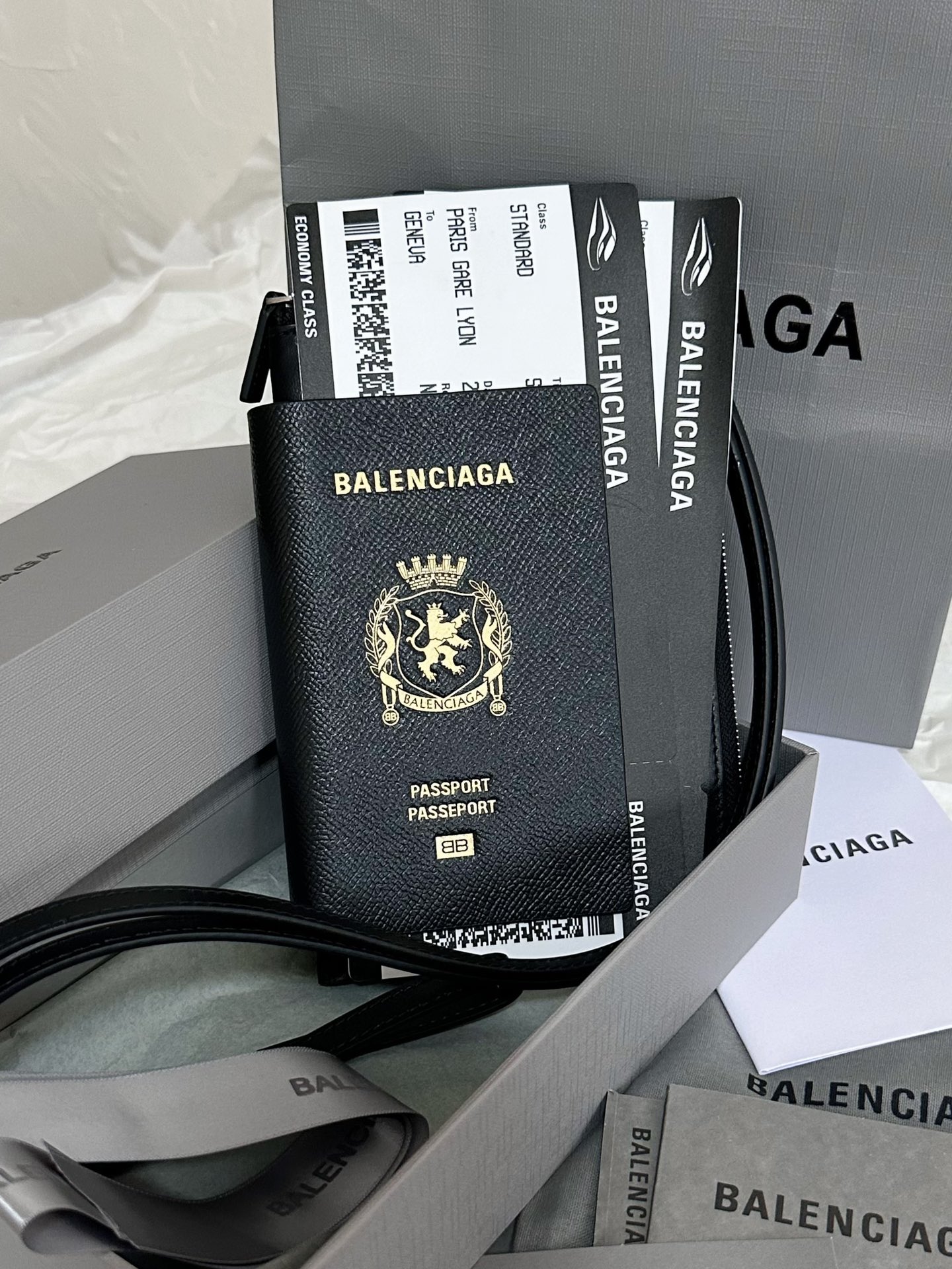 Sales King 🔥return Again❗️Ba1enciaga Passport Clip Passport Air Ticket Lanyard Pack de cette saison Super Hits: Rodeo ➕ Clip de passeport à la mode bien sûr, les deux doivent être disponibles! Il y a très peu de détenteurs de passeport, grâce à Ba1encaga. Un style de longe et un petit portefeuille à fermeture éclair. Le motif préparé. La bonne version, et la bonne qualité vous aidera à économiser beaucoup d’argent! ! 20 × 12,4 × 2cm787733