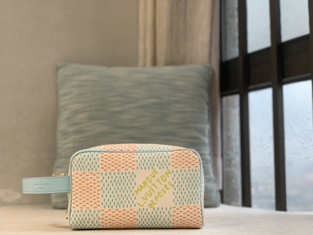 Louis Vuitton Purchasing agent special Lv clutch bag [LOCKER DOPP KIT toilet bag] N40747 blue pink check