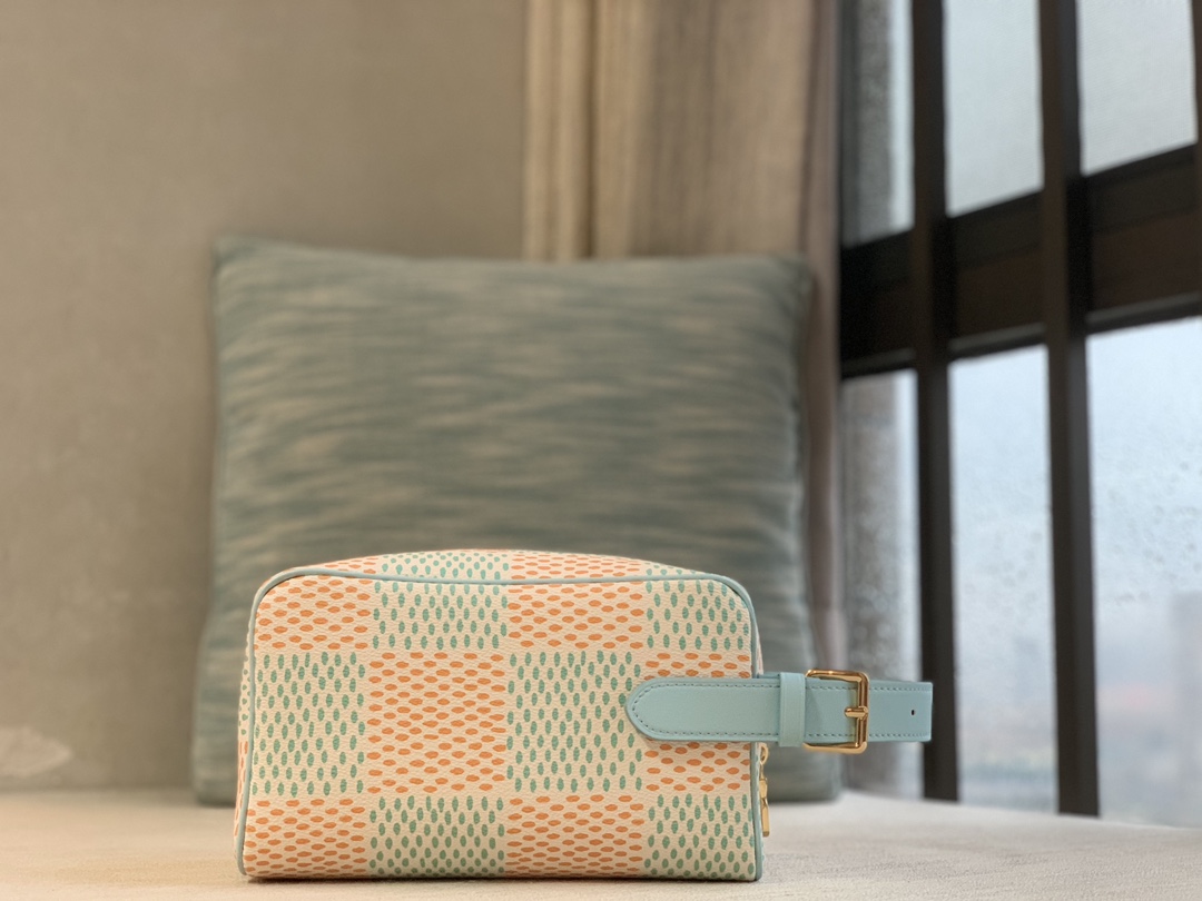 Louis Vuitton Purchasing agent special Lv clutch bag [LOCKER DOPP KIT toilet bag] N40747 blue pink check