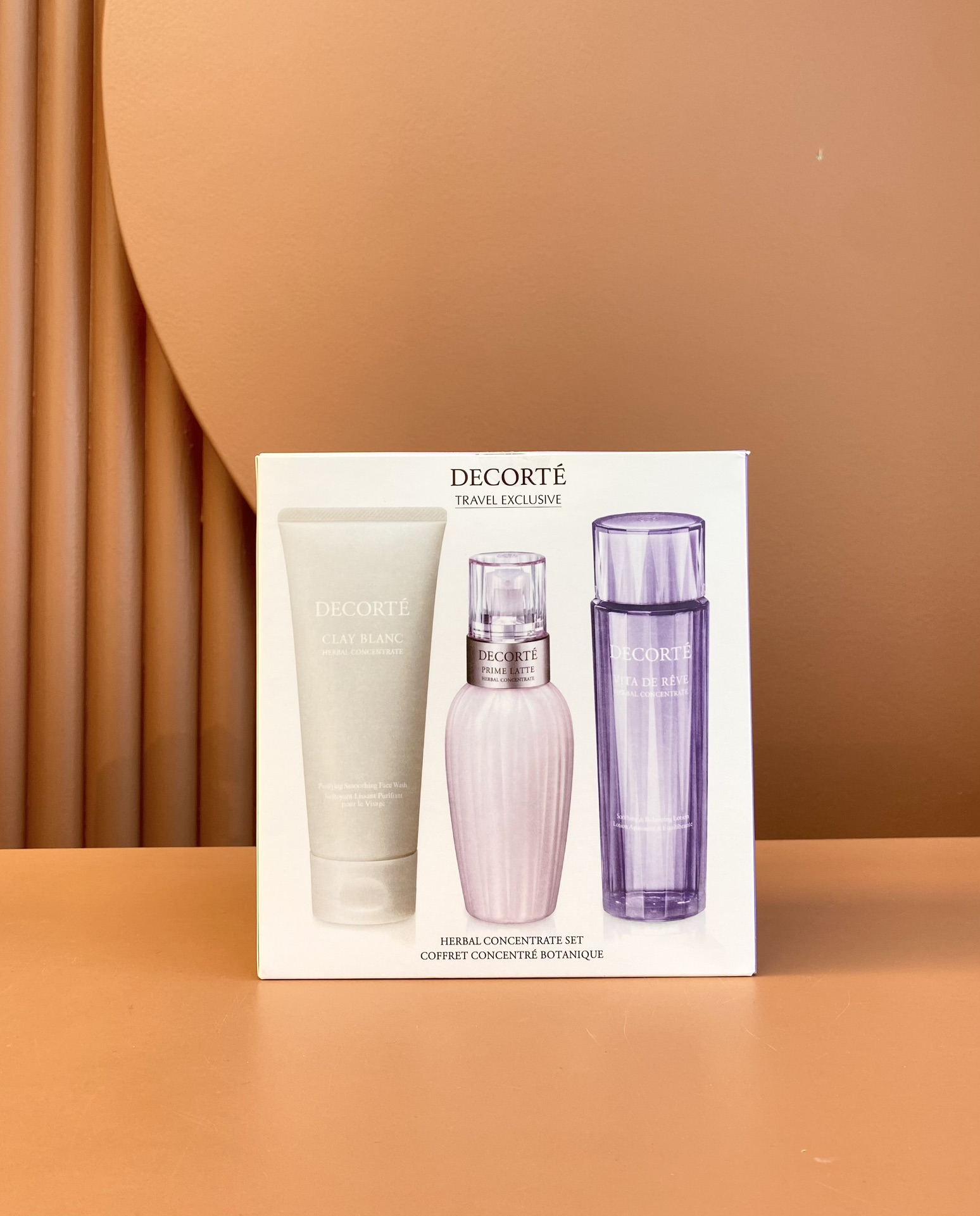 黛珂紫苏三件套！内含：白泥洗面奶125ml，牛油果乳液150ml，紫苏水150ml。