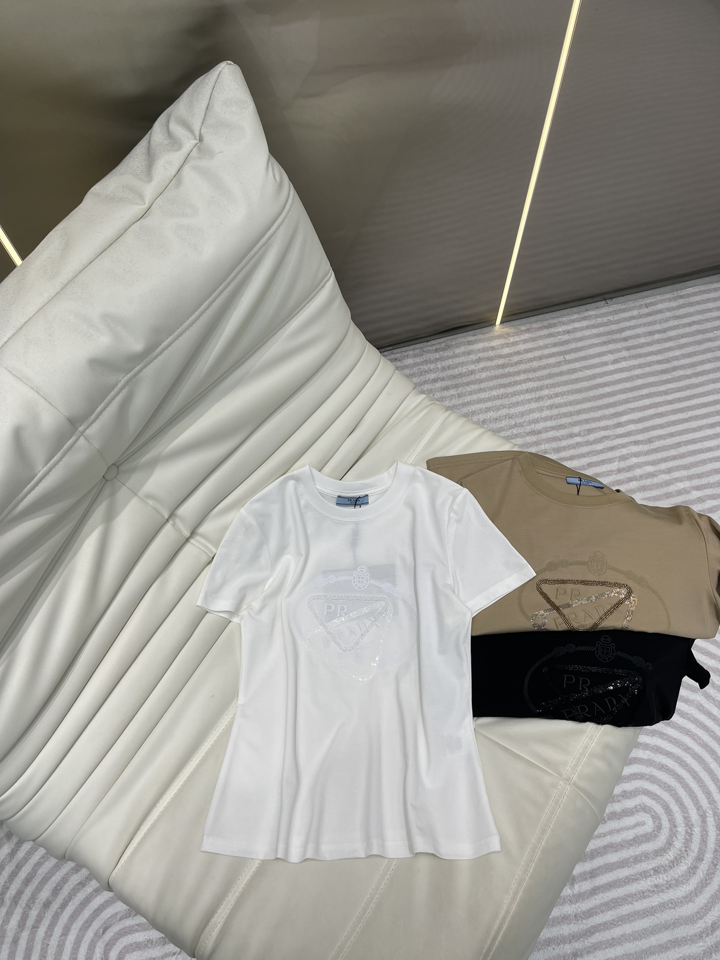 Prada Bien
 Vêtements T-Shirt Noir Couleur kaki Blanc Coton Série printemps Manches courtes AA23988230