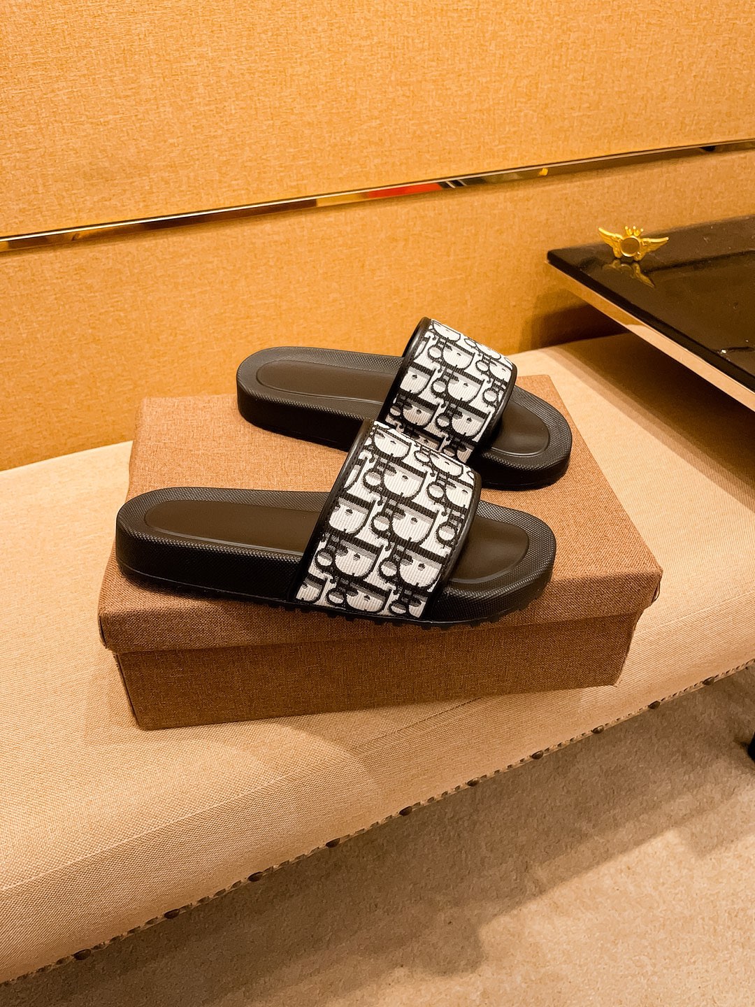 NO:349764,New model launched [Dio slippers] high-end 1:1 mold customization, original upgraded version, lighter and non-slip. Top quality in the market, fashion and trendy, versatile and hot, simple and tasteful, must-have for trendy people, exuding a fashionable and casual atmosphere, fashion is right under your feet, full of confidence, the same spring and summer slippers in the counter are coming, it is super beautiful to wear, 38-44 multi-color options, dior, slippers19860909新款上市【迪奥 拖鞋】高端1:1开模定制,原版升级版大底,更轻便,防滑.市场顶级品质,,时尚主打潮流,百搭爆款,简单不失品味,潮人必备,散发时尚休闲气息,时尚就在脚下,自信满满,专柜同款春夏季拖鞋的季节来了,穿起来超级唯美, ,38-44多色可选,,dior,slippers,Men's shoes