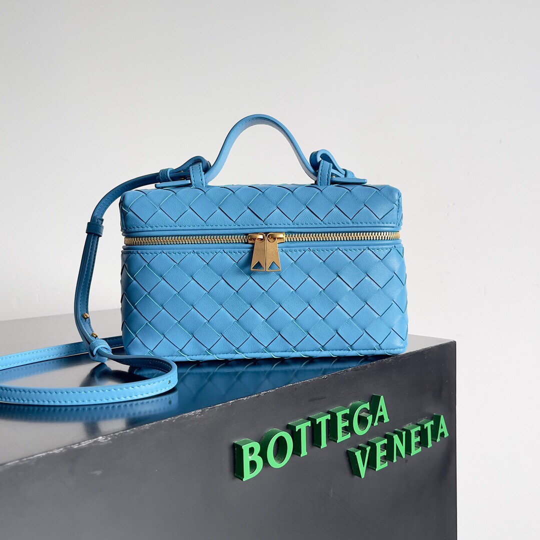 首发新品Bottega Veneta 春夏编织拉链斜挎包 一款可以做化妆包的斜挎包包，精致的编织，小巧的包身，是即将到来的夏天必不可少的穿搭点缀，双拉链也更好的保护了包包，容量大，喜欢的不要错过啦\n尺寸：.cm JD