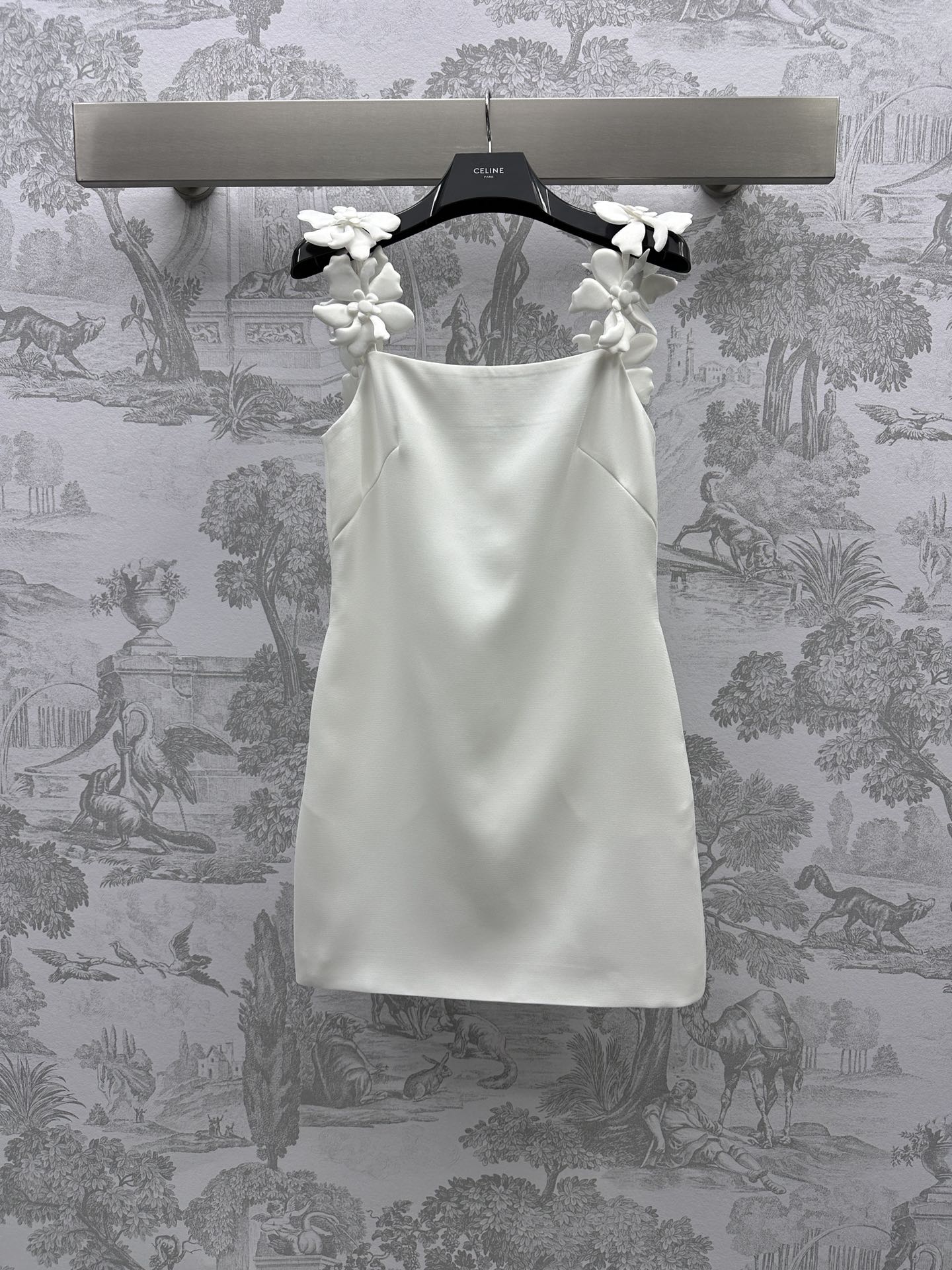 NO:696440,Valentin*'s new product is on the shelves. Three-dimensional flower heavy industry vest dress is made of YB imported silk cotton material. It is skin-friendly and comfortable. It has good breathability. The shoulder straps are decorated with integrated three-dimensional flower cutting to embellish the whole. Elegant temperament. Versatile and slim and refreshing. Surface accessories development. Sleeveless dress tailoring. High-end and elegant series development for both inner and outer wear. High-end version 2 colors, valentino, skirts,19860909Valentin*新品上架立体花朵重工背心裙定制YB进口丝棉材质 亲肤舒适 透气性好 肩带饰以一体式立体花朵剪裁 点缀整体 优雅气质 百搭显瘦清爽 面辅料开发 无袖连衣裙剪裁 内搭外穿都上身高级优雅 系列开发 无忧穿搭 高版本2色,,valentino,skirts,,Women's clothing