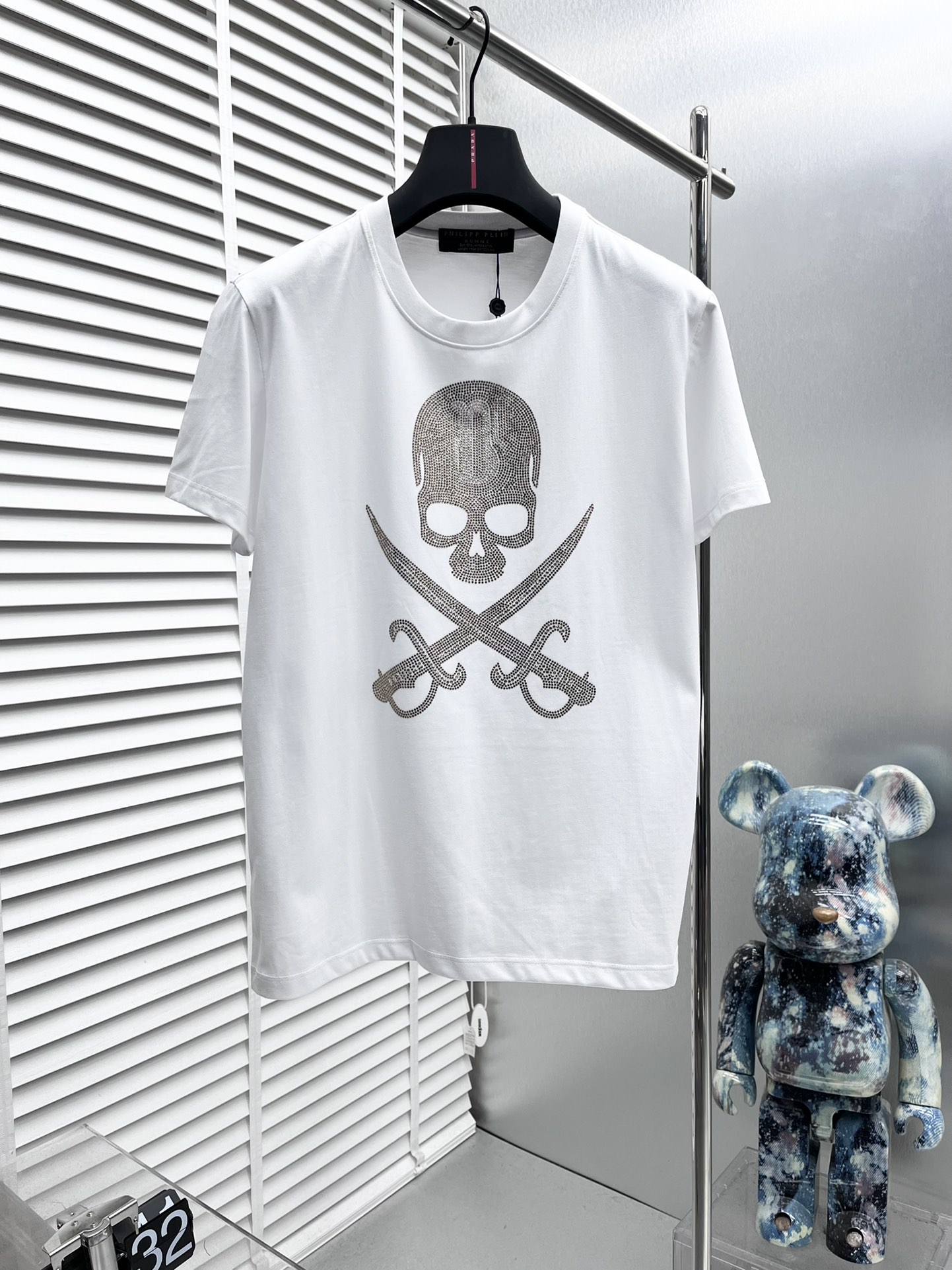 NO:141753,PP* New short-sleeved, hot-screwing Australian diamond pirate logo design Custom imported double-strand mercerized cotton fabric, soft and delicate, skin-friendly and comfortable to wear, OEM finely made on the upper body very handsome and stylish, men's essential items, three-standard, full size M-4XL, T-shirt, alexander wang19860909PP* 新款短袖,烫印澳钻海盗logo图案设计 定制进口双股丝光棉面料 手感柔软细腻 穿着亲肤舒适 代工厂精细做上身非常帅气有型 男士必备单品 三标齐 全 尺码M-4XL,,T-shirt,alexander wang,Men's clothing