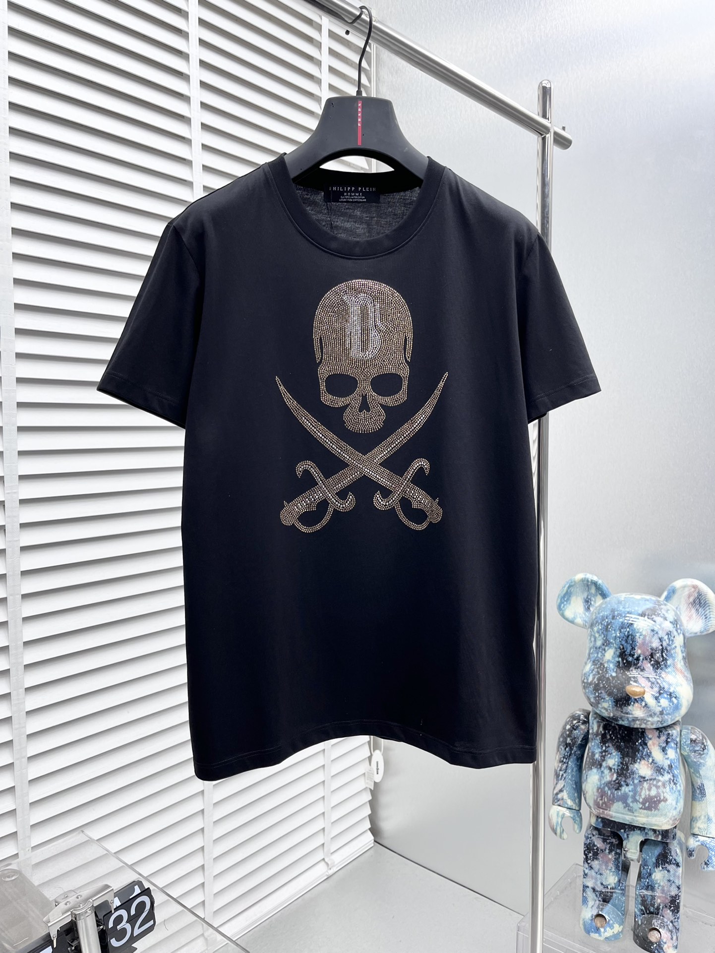 NO:150419,PP* New short-sleeved, hot-screwing Australian diamond pirate logo design Custom imported double-strand mercerized cotton fabric, soft and delicate, skin-friendly and comfortable to wear, OEM finely made on the upper body very handsome and stylish, men's essential items, three-standard, full size M-4XL, T-shirt, alexander wang19860909PP* 新款短袖,烫印澳钻海盗logo图案设计 定制进口双股丝光棉面料 手感柔软细腻 穿着亲肤舒适 代工厂精细做上身非常帅气有型 男士必备单品 三标齐 全 尺码M-4XL,,T-shirt,alexander wang,Men's clothing