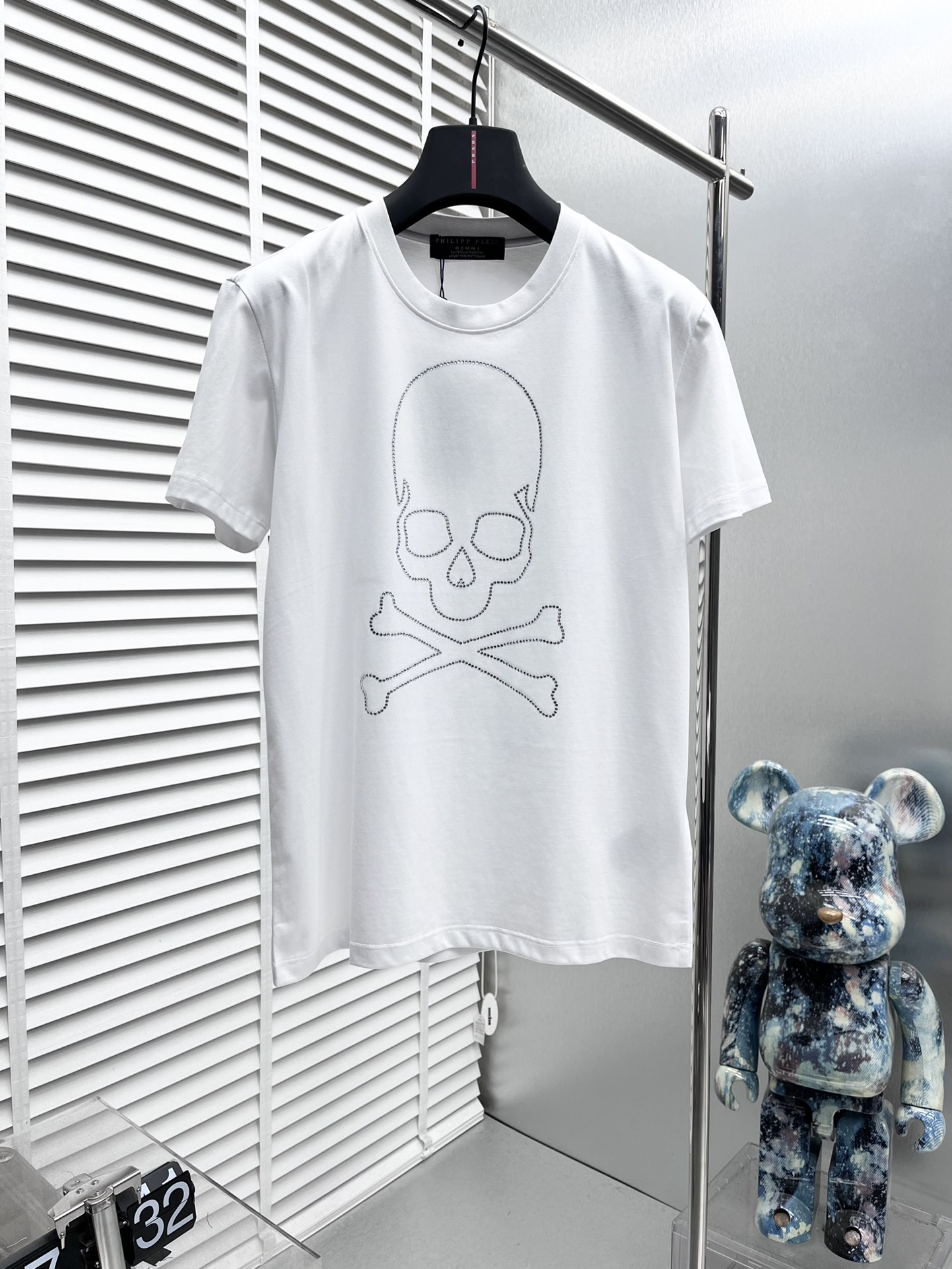 NO:141750,PP* New short-sleeved, hot-screated Australian diamond skull logo pattern design Custom imported double-strand mercerized cotton fabric, soft and delicate, skin-friendly and comfortable to wear, OEM finely made on the upper body very handsome and stylish, men's essential items, three-standard, full size M-4XL, T-shirt, alexander wang19860909PP* 新款短袖,烫印澳钻骷髅logo图案设计 定制进口双股丝光棉面料 手感柔软细腻 穿着亲肤舒适 代工厂精细做上身非常帅气有型 男士必备单品 三标齐 全 尺码M-4XL,,T-shirt,alexander wang,Men's clothing