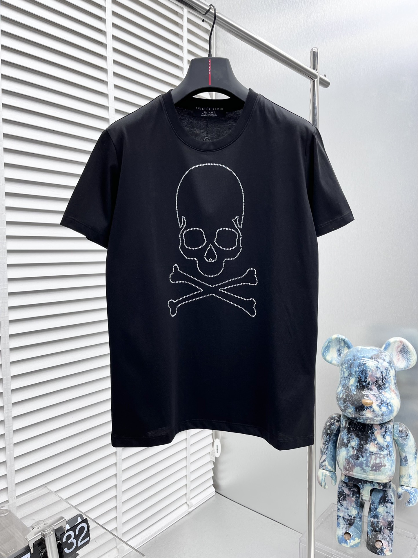 NO:150414,PP* New short-sleeved, hot-screated Australian diamond skull logo pattern design Custom imported double-strand mercerized cotton fabric, soft and delicate, skin-friendly and comfortable to wear, OEM finely made on the upper body very handsome and stylish, men's essential items, three-standard, full size M-4XL, T-shirt, alexander wang19860909PP* 新款短袖,烫印澳钻骷髅logo图案设计 定制进口双股丝光棉面料 手感柔软细腻 穿着亲肤舒适 代工厂精细做上身非常帅气有型 男士必备单品 三标齐 全 尺码M-4XL,,T-shirt,alexander wang,Men's clothing