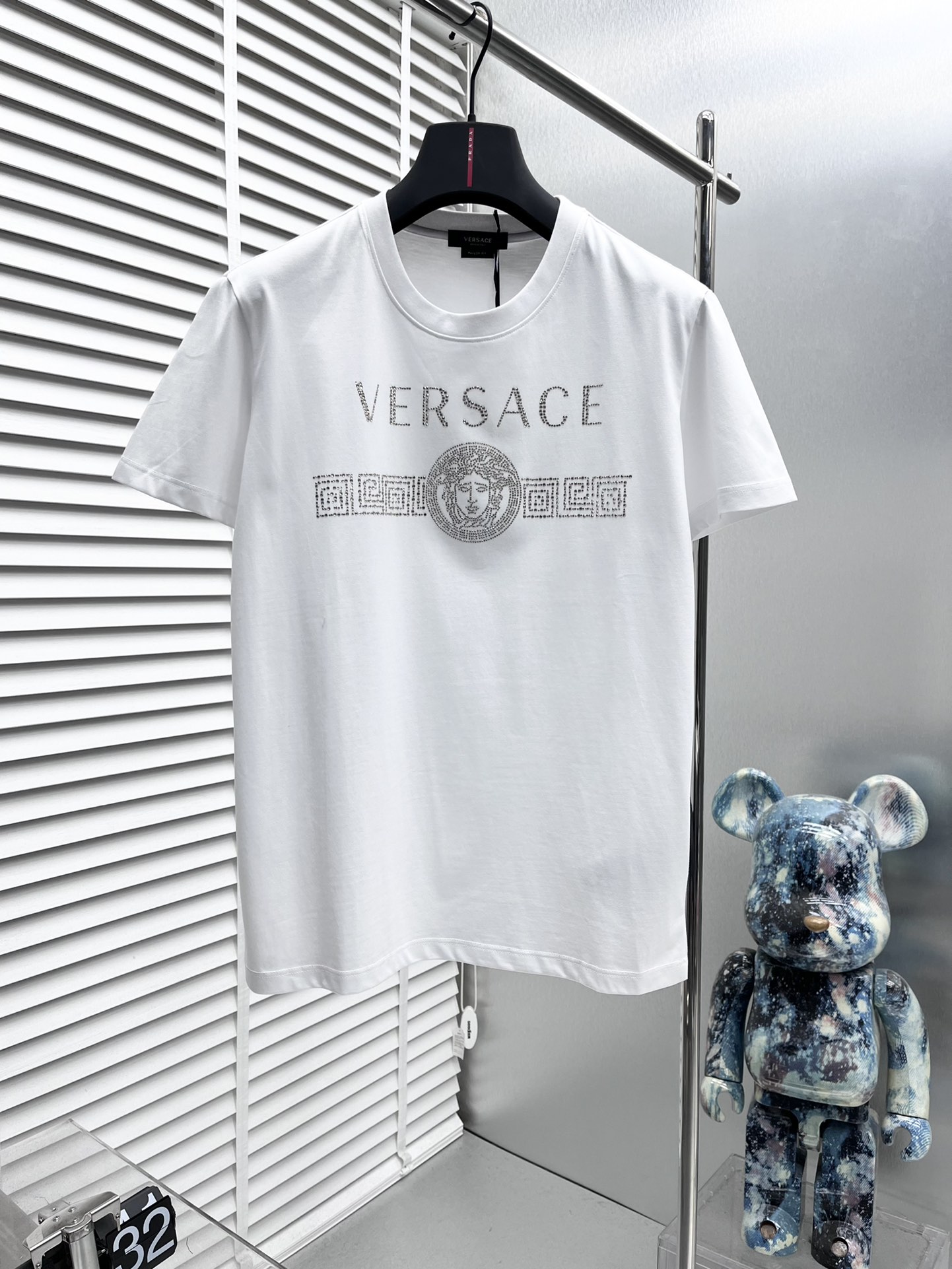 NO:141747,Versace* New short-sleeved, hot-screwing Australian diamond Medusa logo pattern design Custom imported double-strand mercerized cotton fabric, soft and delicate, skin-friendly and comfortable to wear, OEM finely made on the upper body very handsome and stylish, men's essential items, three-standard, full Size M-4XL, versace, T-shirt, alexander wang19860909Versace* 新款短袖,烫印澳钻美杜莎logo图案设计 定制进口双股丝光棉面料 手感柔软细腻 穿着亲肤舒适 代工厂精细做上身非常帅气有型 男士必备单品 三标齐 全 尺码M-4XL,,versace,T-shirt,alexander wang,Men's clothing