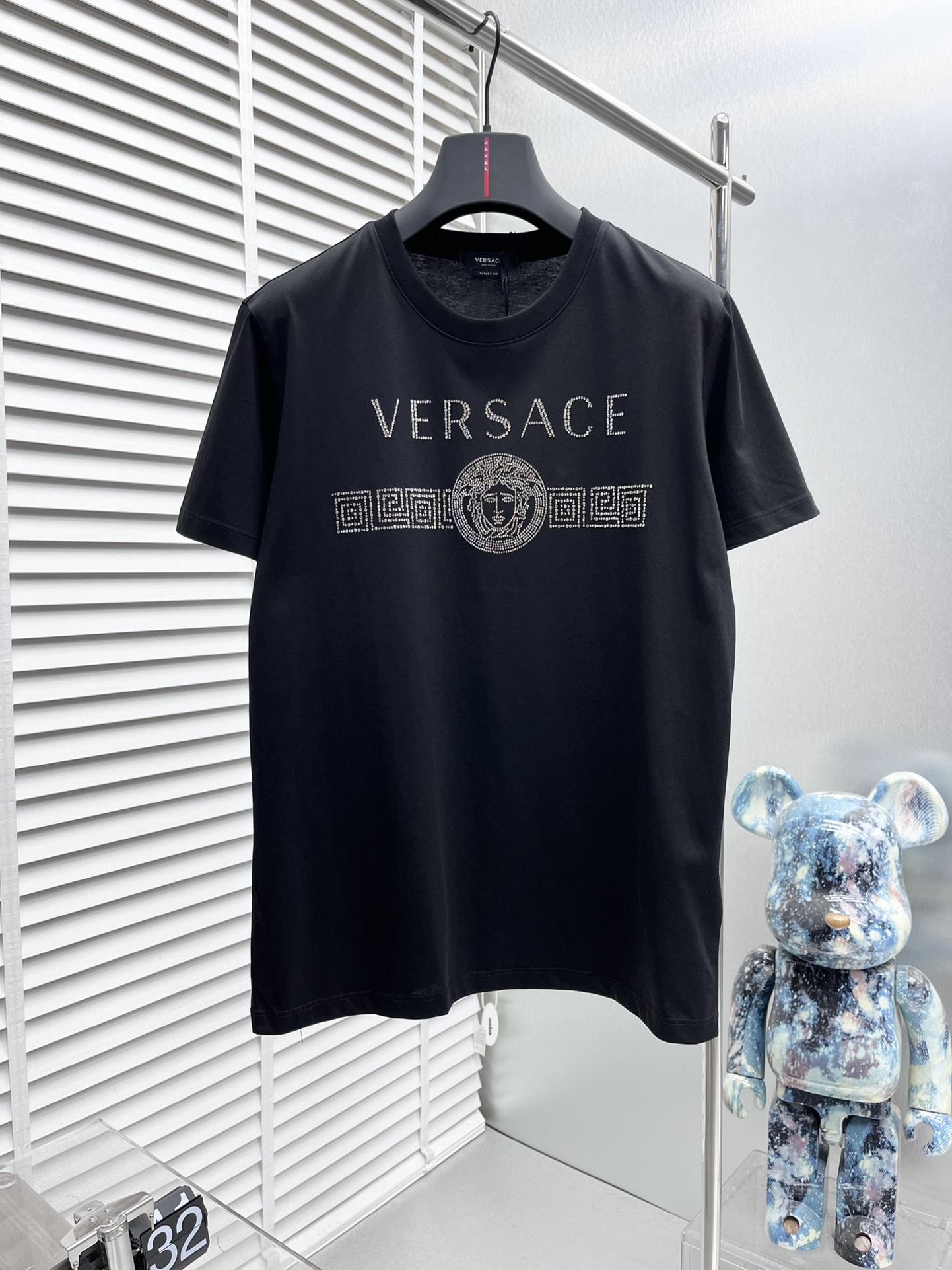NO:150409,Versace* New short-sleeved, hot-screwing Australian diamond Medusa logo pattern design Custom imported double-strand mercerized cotton fabric, soft and delicate, skin-friendly and comfortable to wear, OEM finely made on the upper body very handsome and stylish, men's essential items, three-standard, full Size M-4XL, versace, T-shirt, alexander wang19860909Versace* 新款短袖,烫印澳钻美杜莎logo图案设计 定制进口双股丝光棉面料 手感柔软细腻 穿着亲肤舒适 代工厂精细做上身非常帅气有型 男士必备单品 三标齐 全 尺码M-4XL,,versace,T-shirt,alexander wang,Men's clothing