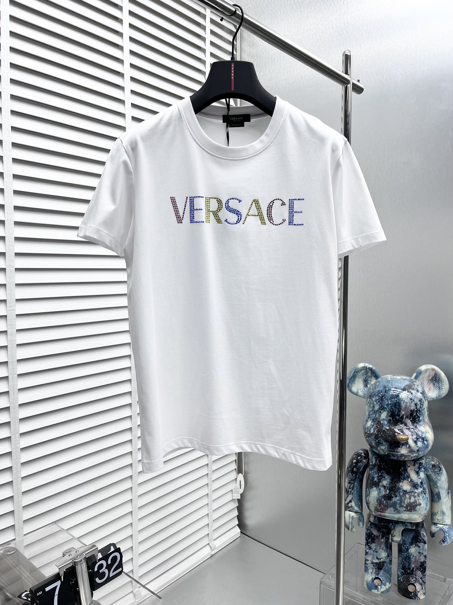 NO:141744,Versace* New short-sleeved, hot-screated Australian diamond color letter logo pattern design Custom imported double-strand mercerized cotton fabric, soft and delicate, skin-friendly and comfortable to wear, OEM finely made on the upper body very handsome and stylish, men's essential items, three-standard, full Size M-4XL, versace, T-shirt, alexander wang19860909Versace* 新款短袖,烫印澳钻彩色字母logo图案设计 定制进口双股丝光棉面料 手感柔软细腻 穿着亲肤舒适 代工厂精细做上身非常帅气有型 男士必备单品 三标齐 全 尺码M-4XL,,versace,T-shirt,alexander wang,Men's clothing