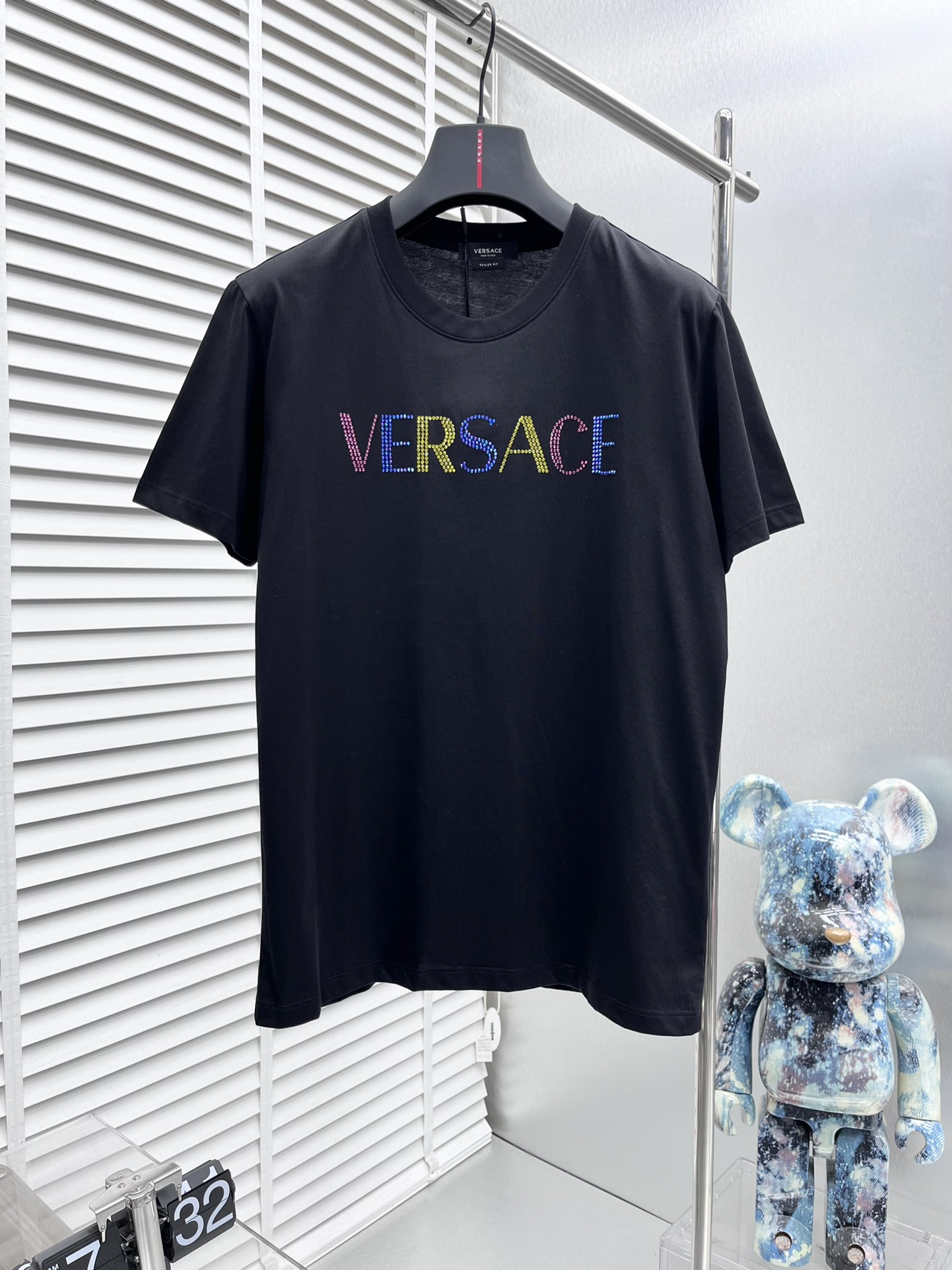 NO:150403,Versace* New short-sleeved, hot-screated Australian diamond color letter logo pattern design Custom imported double-strand mercerized cotton fabric, soft and delicate, skin-friendly and comfortable to wear, OEM finely made on the upper body very handsome and stylish, men's essential items, three-standard, full Size M-4XL, versace, T-shirt, alexander wang19860909Versace* 新款短袖,烫印澳钻彩色字母logo图案设计 定制进口双股丝光棉面料 手感柔软细腻 穿着亲肤舒适 代工厂精细做上身非常帅气有型 男士必备单品 三标齐 全 尺码M-4XL,,versace,T-shirt,alexander wang,Men's clothing