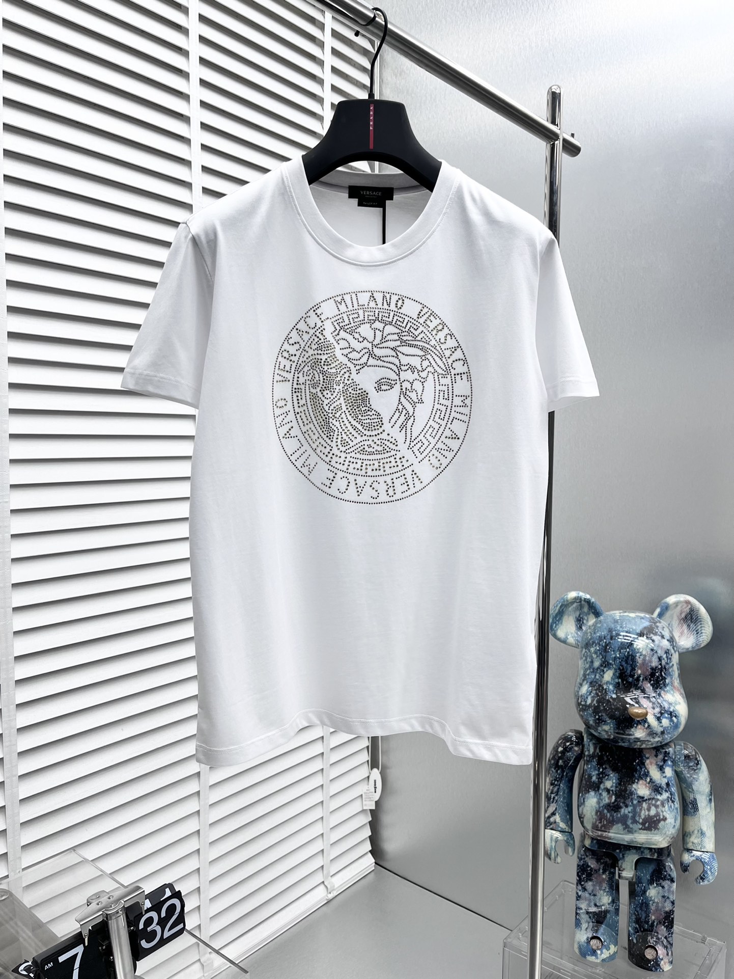 NO:150397,Versace* New short-sleeved, hot-screwing Australian diamond Medusa logo pattern design Custom imported double-strand mercerized cotton fabric, soft and delicate, skin-friendly and comfortable to wear, OEM finely made on the upper body very handsome and stylish, men's essential items, three-standard, full Size M-4XL, versace, T-shirt, alexander wang19860909Versace* 新款短袖,烫印澳钻美杜莎logo图案设计 定制进口双股丝光棉面料 手感柔软细腻 穿着亲肤舒适 代工厂精细做上身非常帅气有型 男士必备单品 三标齐 全 尺码M-4XL,,versace,T-shirt,alexander wang,Men's clothing