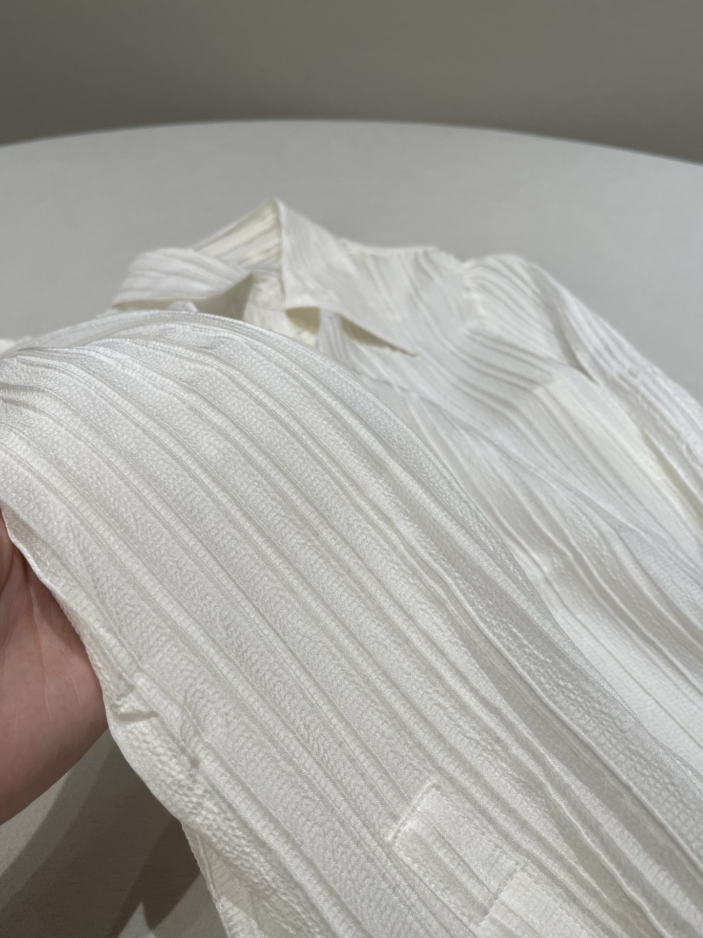 真丝弹力桑叠纺面料，特殊条纹型的真丝，打破了普通真丝的单调平面，肌理的叠层条感
