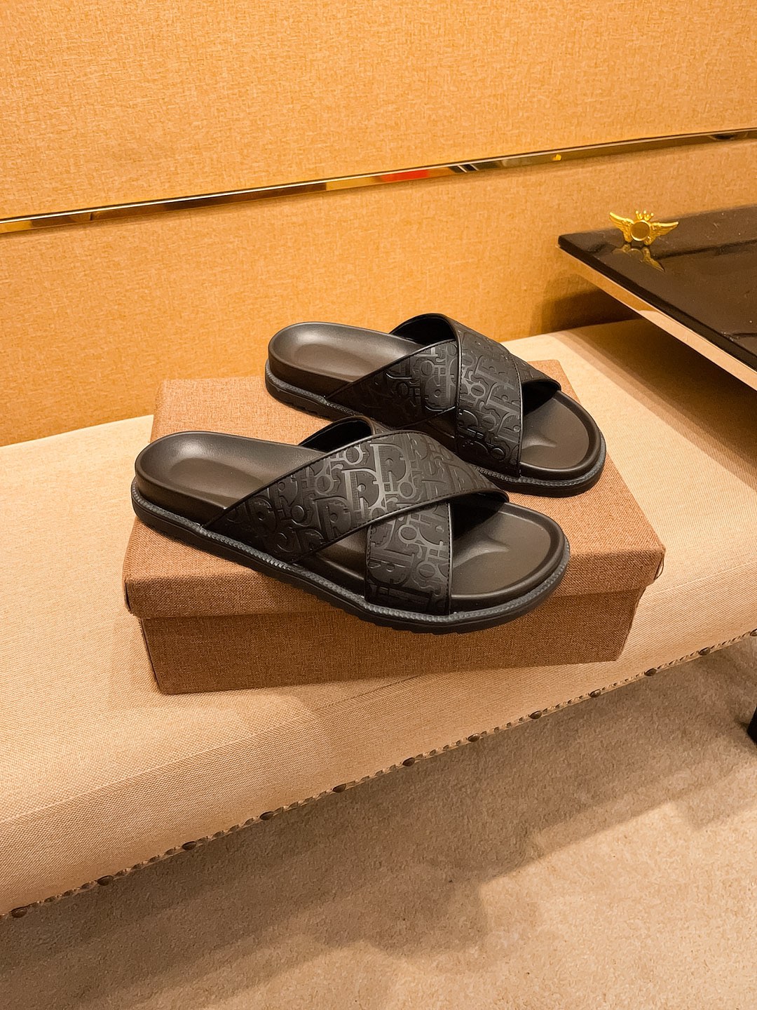 NO:273408,New model launched [Dio slippers] high-end 1:1 mold customization, original upgraded version, lighter and non-slip. Top quality in the market, fashion and trendy, versatile and hot, simple and tasteful, must-have for trendy people, exuding a fashionable and casual atmosphere, fashion is right under your feet, full of confidence, the same spring and summer slippers in the counter are coming, it is super beautiful to wear, 38-44 multi-color options, dior, slippers19860909新款上市【迪奥 拖鞋】高端1:1开模定制,原版升级版大底,更轻便,防滑.市场顶级品质,,时尚主打潮流,百搭爆款,简单不失品味,潮人必备,散发时尚休闲气息,时尚就在脚下,自信满满,专柜同款春夏季拖鞋的季节来了,穿起来超级唯美, ,38-44多色可选,,dior,slippers,Men's shoes