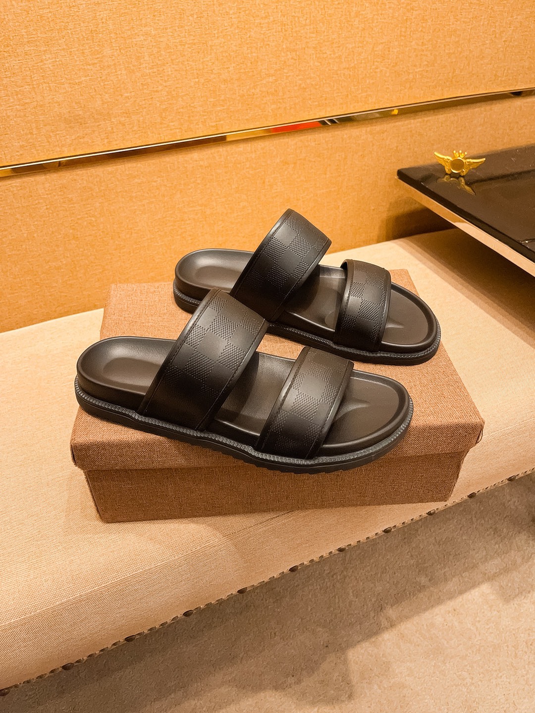 NO:355646,New model is on the market [Guqi Slippers] High-end 1:1 mold customization, original upgraded version of the outsole, lighter and non-slip. The top quality of the market, fashion is trendy, versatile and hot, simple and tasteful, must-have for trendy people, exuding a fashionable and casual atmosphere, fashion is right under your feet, full of confidence, the same spring and summer slippers in the counter are coming, it is super beautiful to wear, 38-441 colors available, slippers19860909新款上市【古奇 拖鞋】高端1:1开模定制,原版升级版大底,更轻便,防滑.市场顶级品质,,时尚主打潮流,百搭爆款,简单不失品味,潮人必备,散发时尚休闲气息,时尚就在脚下,自信满满,专柜同款春夏季拖鞋的季节来了,穿起来超级唯美, ,38-441色可选,,slippers,Men's shoes