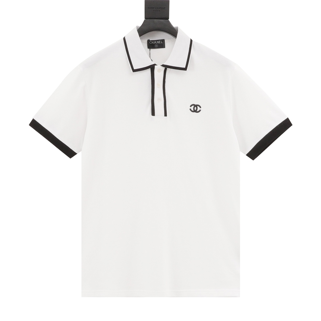 CHANEL /香奈儿重工定制款珠地棉翻领polo衫 夏日限定系列，渠道定制款 人间真“香”的短袖polo衫，有态度 有腔调感的一款 高级感满满，时髦味儿足！客供定制的珠地网眼棉布精心制作 面料肌理感十分清晰细腻，贴身…