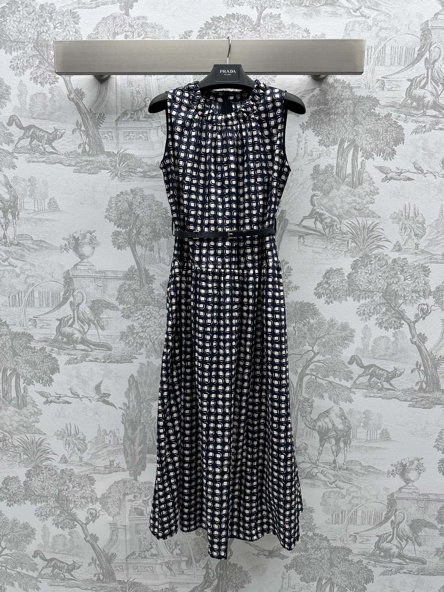 NO:696460,Max Mar* new product launched, cannage pattern belt vest dress, customized YB imported non-iron cotton material, very wide and stylish, not easy to wrinkle, decorated with classic cannage pattern printing texture, high-end and fashionable but not outdated, fabric accessories development, belt sleeveless dress tailoring, upper body modification, can be controlled for daily commuting, high version,,skirts,19860909Max Mar*新品上架藤格纹腰带背心裙定制YB进口免烫全棉材质 挺阔有型 不易起皱 饰以经典藤格纹印花纹理 高级洋气不过时 面辅料开发 腰带无袖连衣裙剪裁 上身修饰体型 日常通勤都可驾驭  高版本,,skirts,,Women's clothing