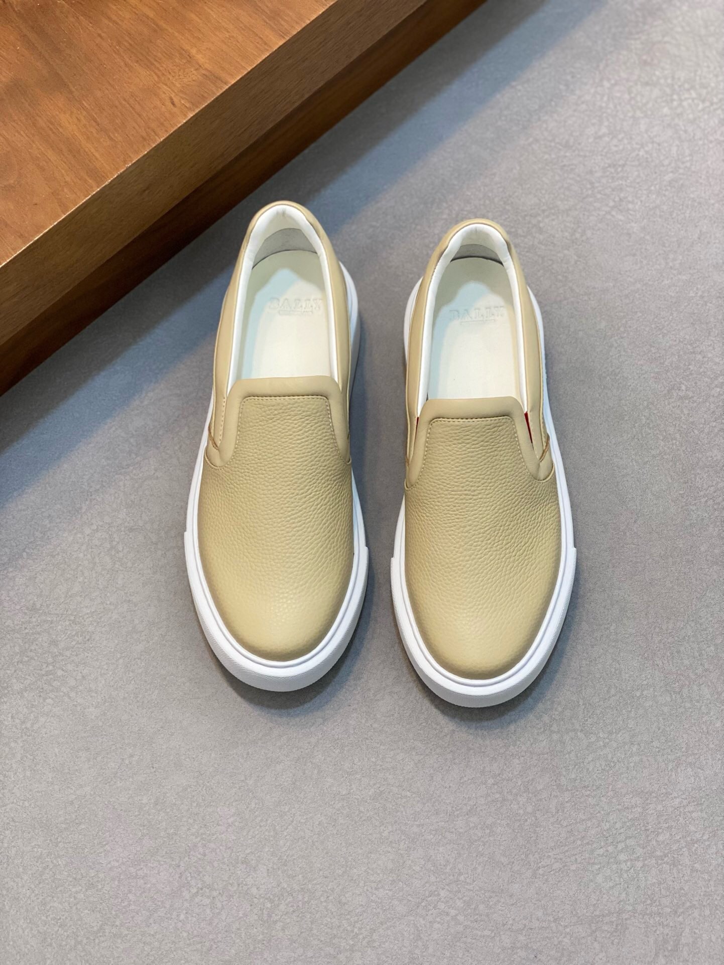 NO:216780,Brand B A L L Y original color matching code number 38-44 standard code Price Material Bally new men's classic casual shoes simple atmospheric super high-quality style choose top layer cowhide with luxurious cowhide inner smooth lines light and comfortable original wear-resistant rubber outsole, Bally casual shoes, ballly, cowhide19860909品牌B A L L Y 颜色原版配色 码数38-44标准码 价格 材质巴利新款男士 经典休闲鞋简约大气超高逼格选用头层牛皮搭配搭配奢华牛皮内里流畅线条轻便舒适原版耐磨橡胶大底,巴利 休闲鞋,bally,cowhide,Men's shoes