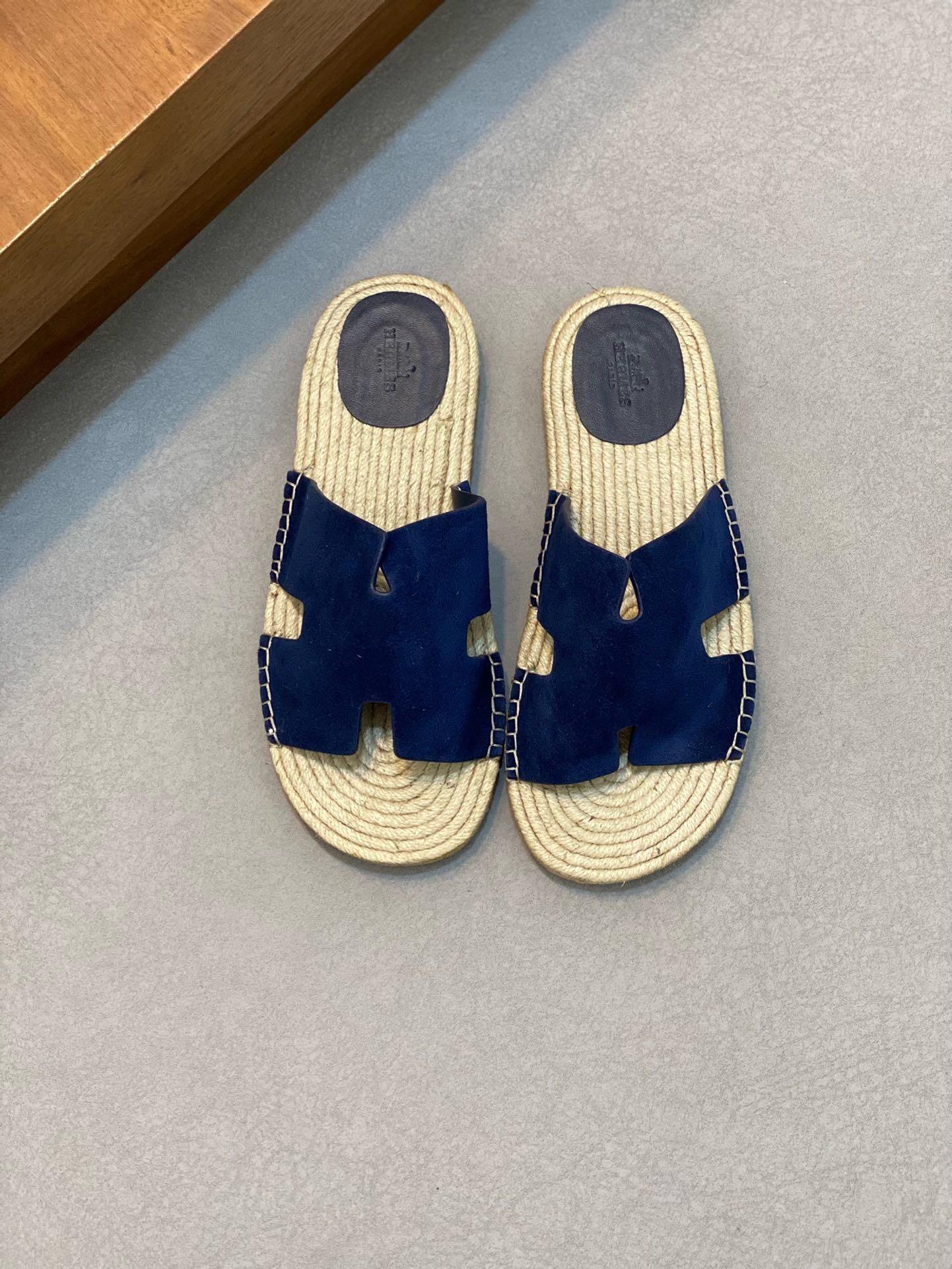 NO:218126,Brand HERMES color original color matching Size 39-44 Custom made 38.45 Price Material Hermes new top purchasing agent Love Home cutting-edge men Spring and summer slipper counter synchronization, upper imported Italian cowhide, high-quality splicing color craftsmanship, sole (general leather outsole) original special original sole, exclusive movable molding sole is super comfortable, original heeling goods, high quality, welcome to compare., Hermes-slippers-sandals, hermes, hermes, sandals, slippers, cowhide, Leather soles19860909品牌HERMES 颜色原版配色 码数39-44定做38.45 价格 材质爱马仕新款顶级代购 爱 家尖端男士 春夏拖鞋专柜同步,鞋面意大利进口牛皮,高品质拼接色彩工艺,鞋底（真皮大底）原厂特供原版底,独家活动成型底超级舒适,原厂跟单货,高品质,欢迎对比.,爱马仕-拖鞋-凉鞋,hermes,hermes,sandals,slippers,cowhide,Leather soles,Men's shoes