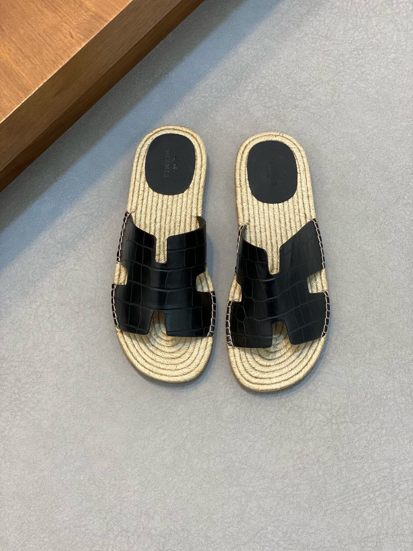 NO:216884,Brand HERMES color original color matching Size 39-44 Custom made 38.45 Price Material Hermes new top purchasing agent Love Home cutting-edge men Spring and summer slipper counter synchronization, upper imported Italian cowhide, high-quality splicing color craftsmanship, sole (general leather outsole) original special original sole, exclusive movable molding sole is super comfortable, original heeling goods, high quality, welcome to compare., Hermes-slippers-sandals, hermes, hermes, sandals, slippers, cowhide, Leather soles19860909品牌HERMES 颜色原版配色 码数39-44定做38.45 价格 材质爱马仕新款顶级代购 爱 家尖端男士 春夏拖鞋专柜同步,鞋面意大利进口牛皮,高品质拼接色彩工艺,鞋底（真皮大底）原厂特供原版底,独家活动成型底超级舒适,原厂跟单货,高品质,欢迎对比.,爱马仕-拖鞋-凉鞋,hermes,hermes,sandals,slippers,cowhide,Leather soles,Men's shoes