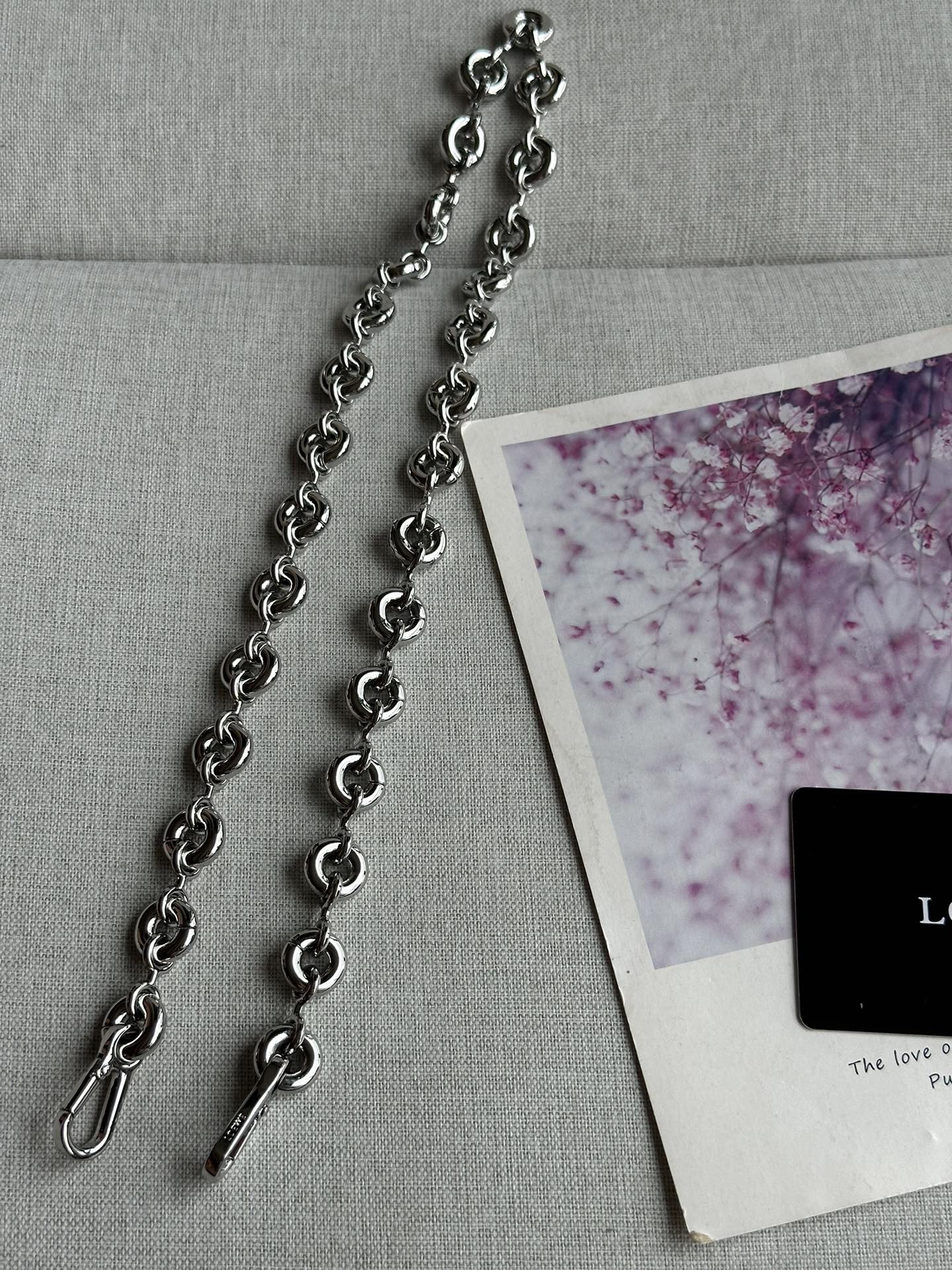 NO:179424,Silver donuts. All-match metal chain. Length 68 cm, super-grade Loewe19860909銀色甜甜圈.百搭金屬鏈條.長度68厘米,特级罗意威,loewe,Bag