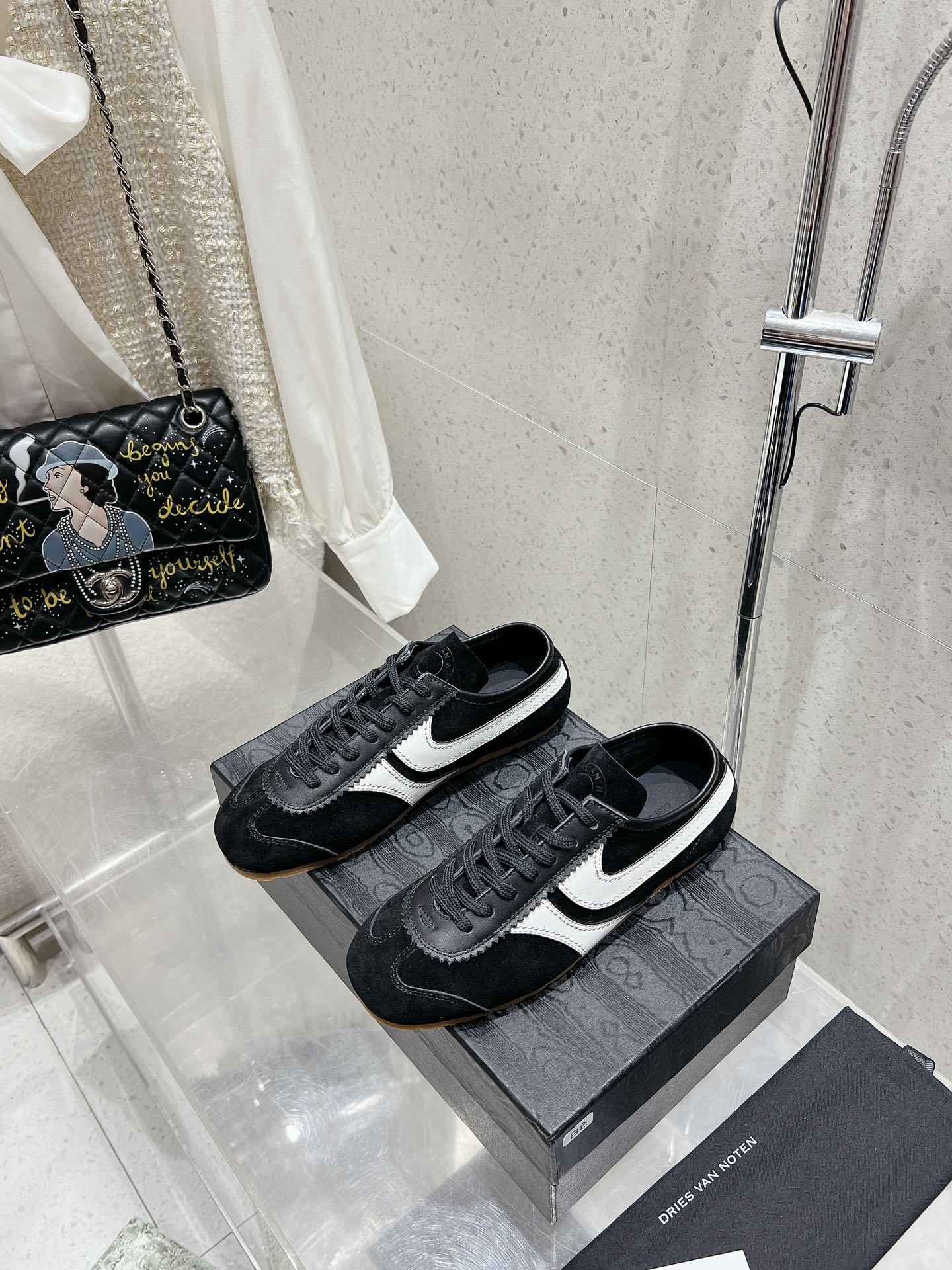 NO:442017,Couple style Dries Van Noten·DVN retro erotic training shoes Dries Van Noten Spring and Summer series Designers create practical and design-friendly sneakers by transforming, twisting and subverting classic elements. The new season of suede sneakers, the shoe shape is based on marathon sneakers as the design prototype, matched with green, red, orange and other highly vibrant colors. DVN representative colors are currently very popular overseas purchasing agents. The upper is made of suede soft cowhide and other materials. Women's size 35-40 41 Customized men's size 39-44 45 Customized casual shoes/sneakers, sneakers, cowhide, chamois leather19860909情侣款 Dries Van Noten·DVN 复古德训鞋 Dries Van Noten 春夏系列 设计师通过改造、扭曲和颠覆经典元素,打造出实用而富有设计感实穿的运动鞋履. 新一季的麂皮运动鞋,鞋型以马拉松运动鞋为设计原型,搭配极具生命力色彩的绿色、红色、橙色等 DVN代表性的色彩,目前海外代购极为火爆 鞋面由麂皮柔软牛皮等材质拼接而成 女码35-40 41定做 男码39-44 45定做,休闲鞋/运动鞋,sneakers,cowhide,chamois leather,Women's Shoes