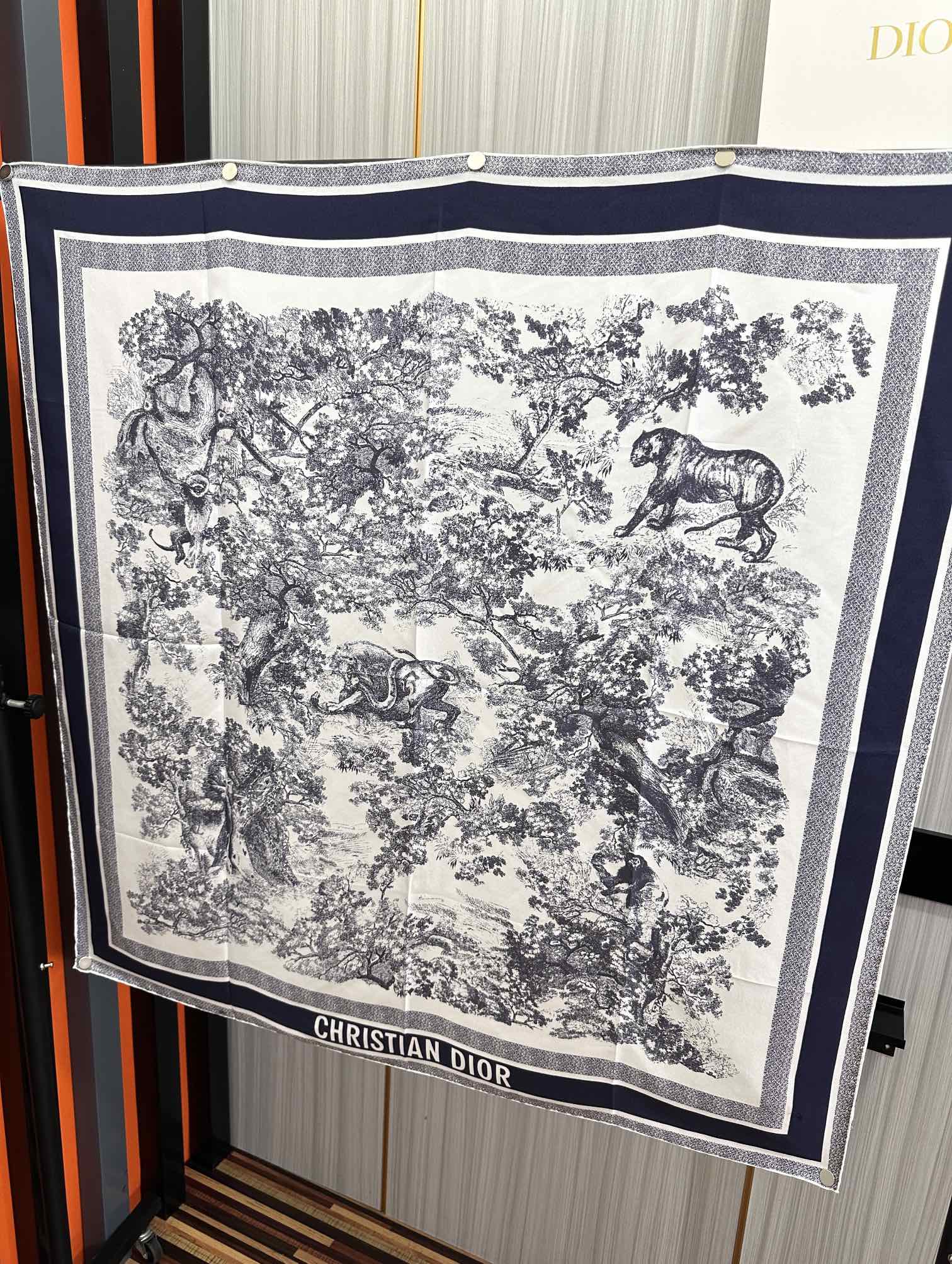上新迪家这款Sauvage茹伊印花方巾致敬[庆祝]于1947年推出的标志性图案[得意]采用象牙色和灰色桑