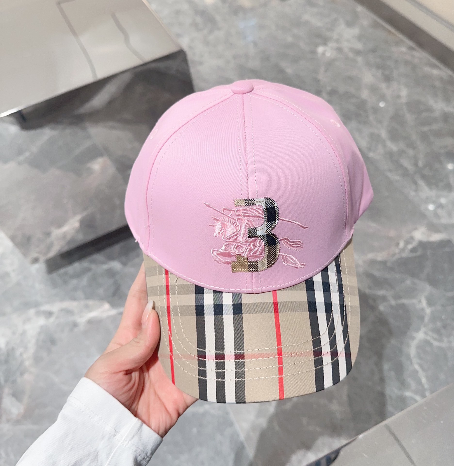 NO:198656,Burberry baseball cap, big brand synchronization, super easy to match, shipped!  Hat fisherman hat baseball hat knit hat, hat, burberry, espadrilles, hats19860909巴宝莉 棒球帽,大牌同步,超好搭配,出货！帽子渔夫帽棒球帽针织帽,帽子,burberry,espadrilles,hats,hat