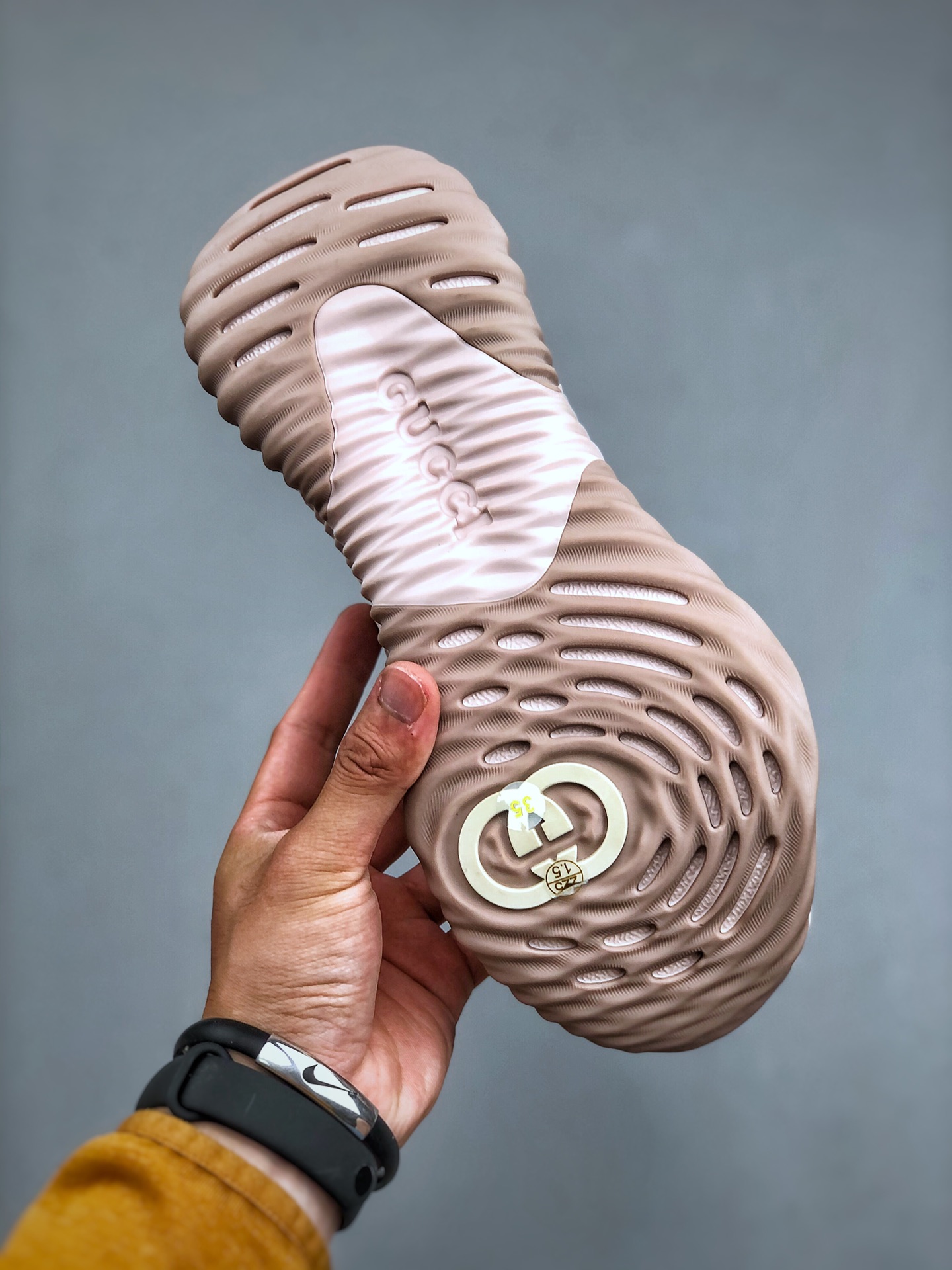 520 Gucci Ripple系列运动鞋采用创新缝线工艺制作