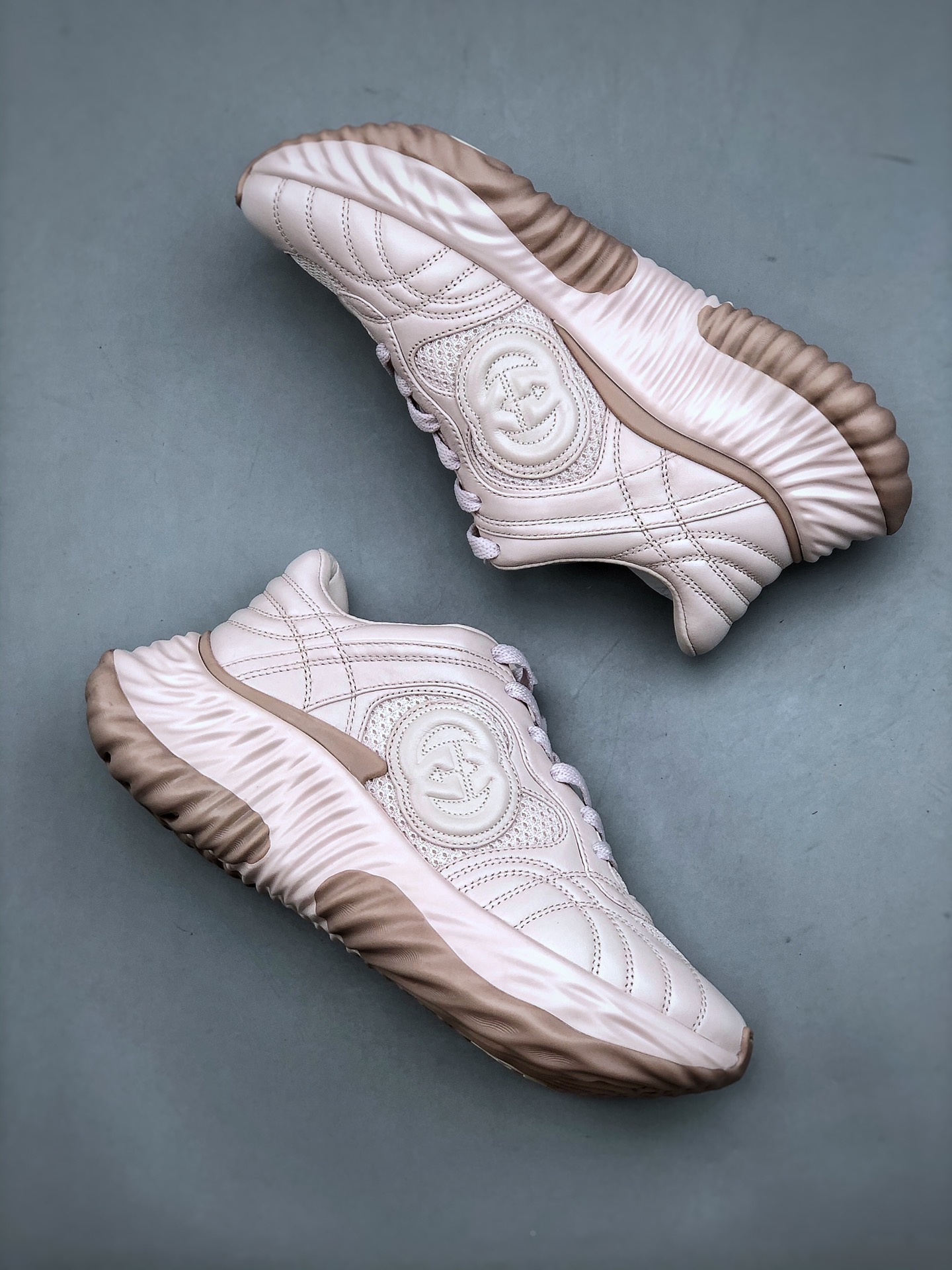 520 Gucci Ripple系列运动鞋采用创新缝线工艺制作