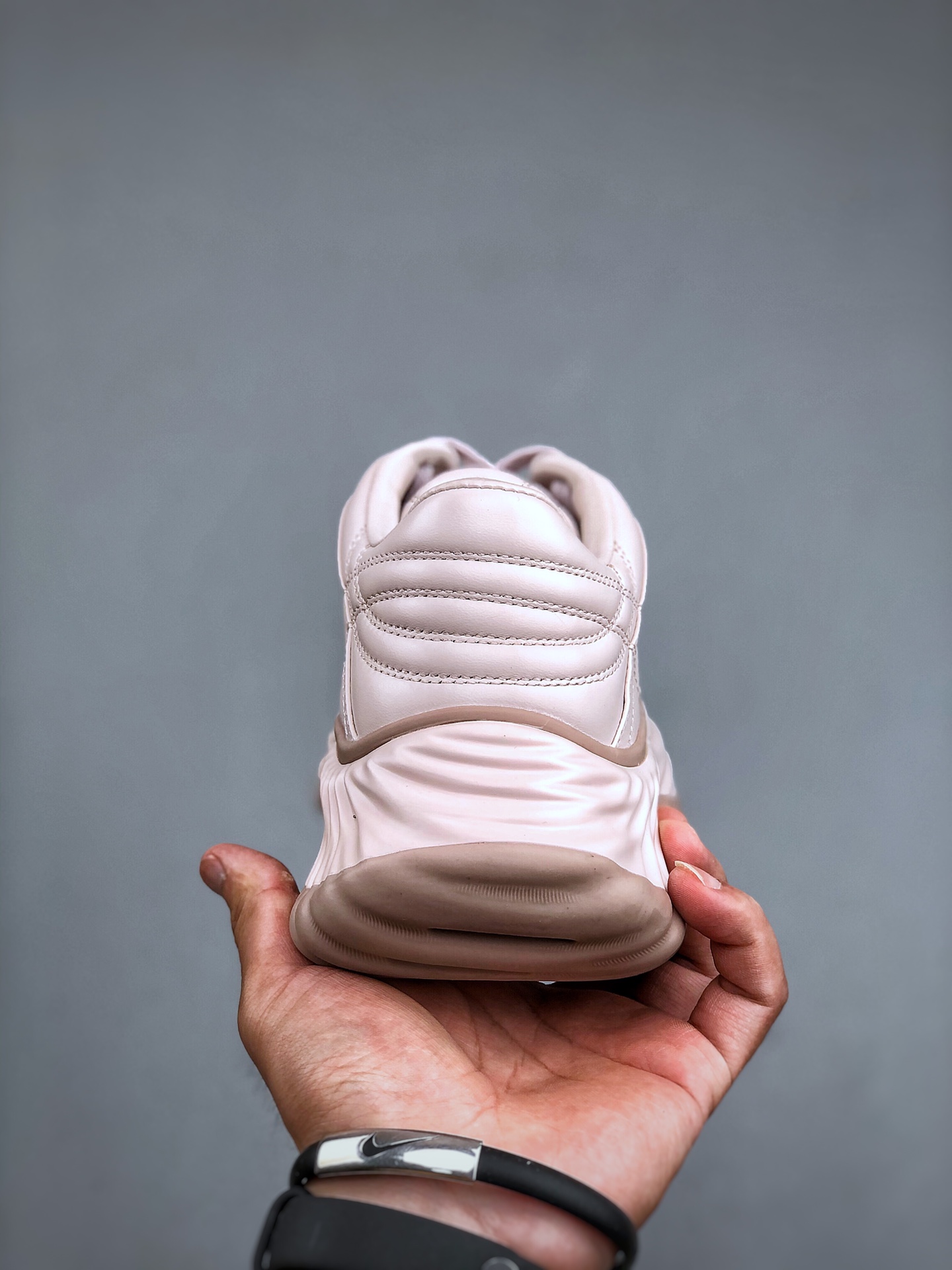 520 Gucci Ripple系列运动鞋采用创新缝线工艺制作