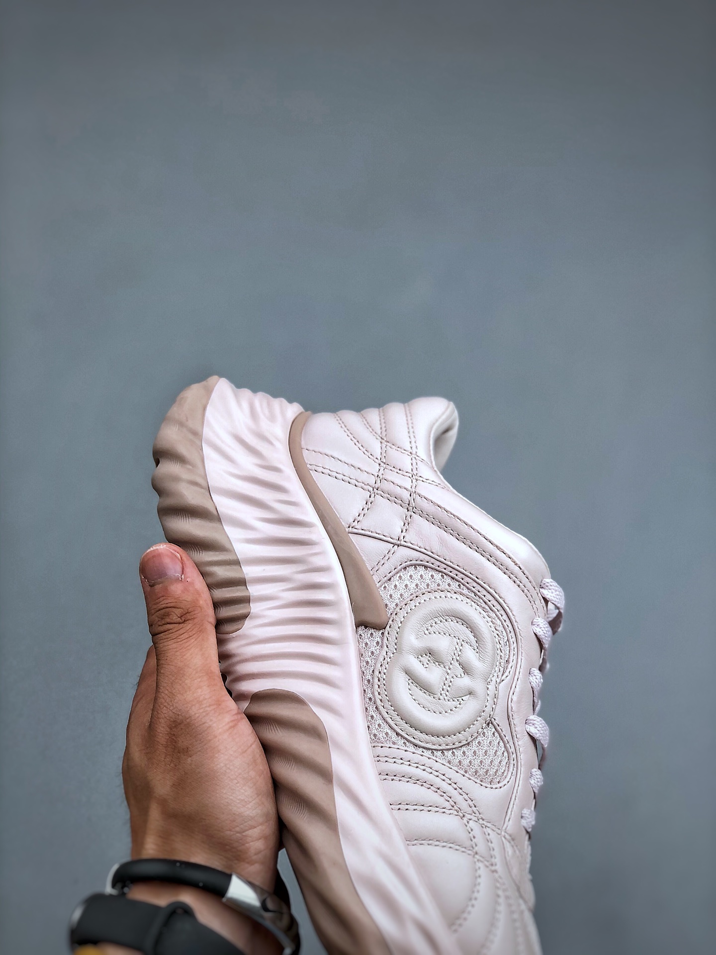 520 Gucci Ripple系列运动鞋采用创新缝线工艺制作