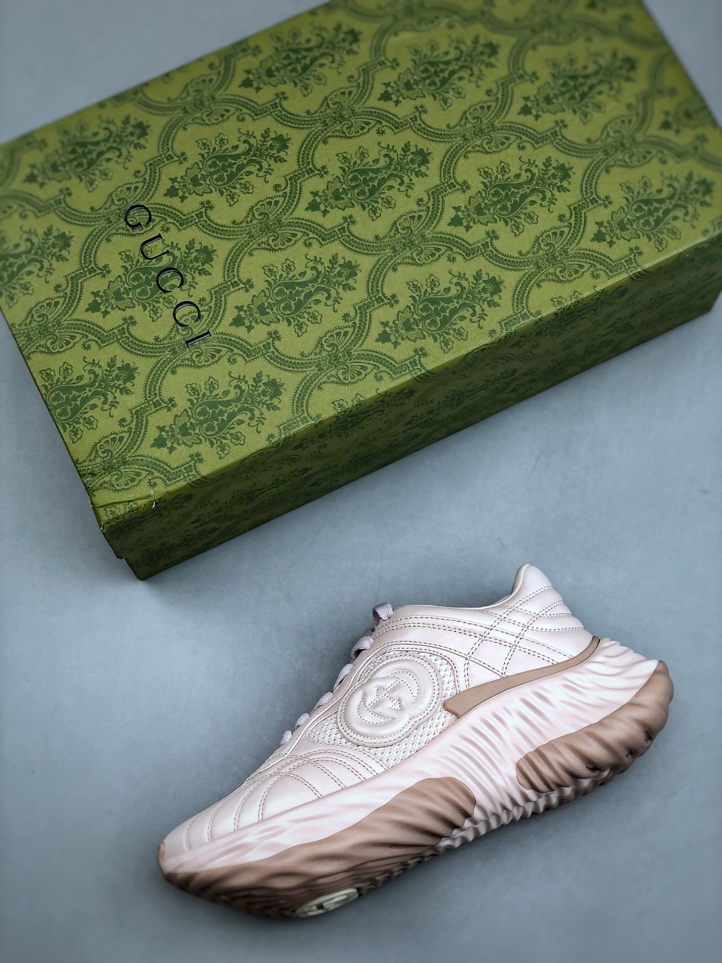 520 Gucci Ripple系列运动鞋采用创新缝线工艺制作