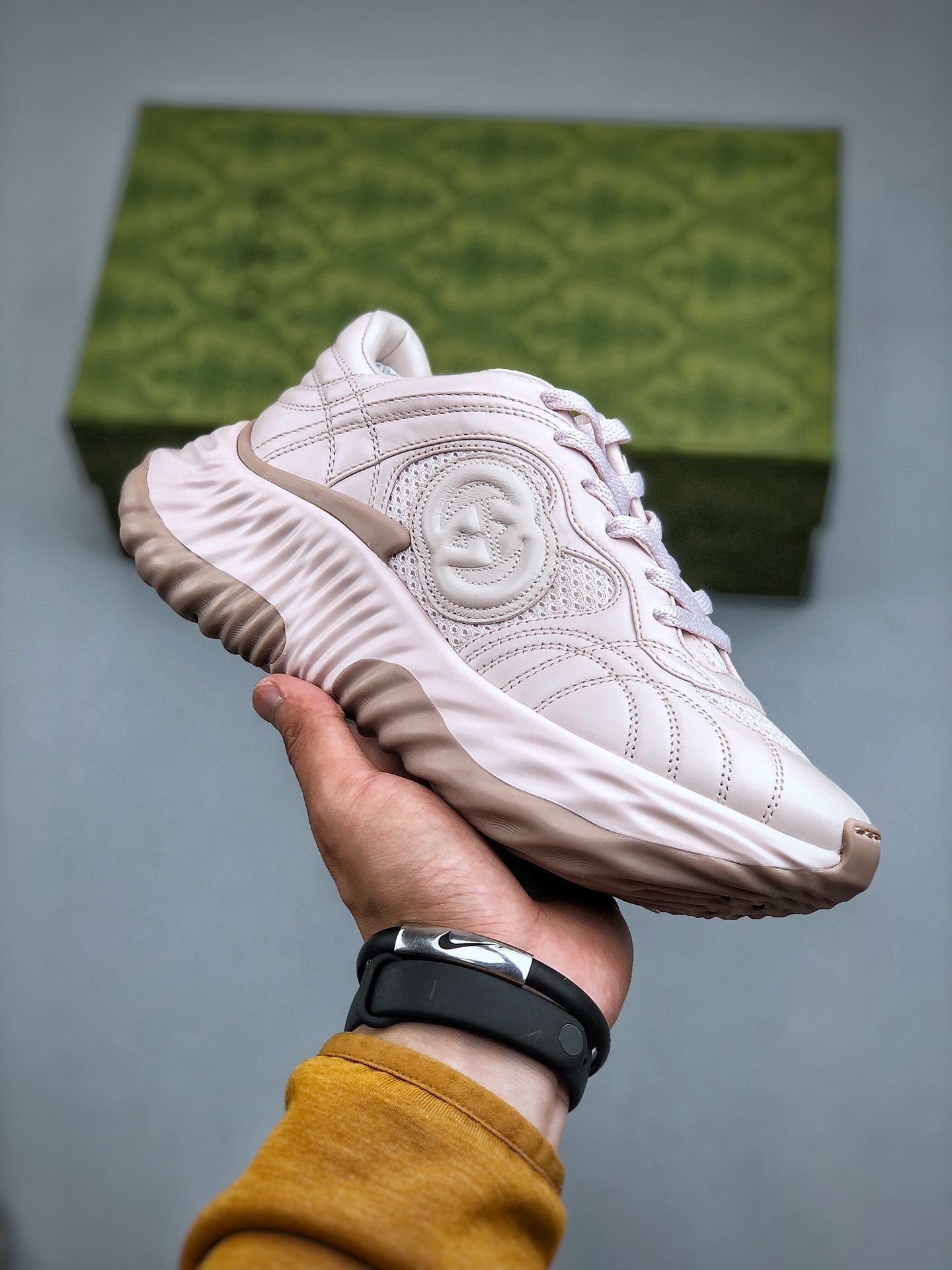 520 Gucci Ripple系列运动鞋采用创新缝线工艺制作