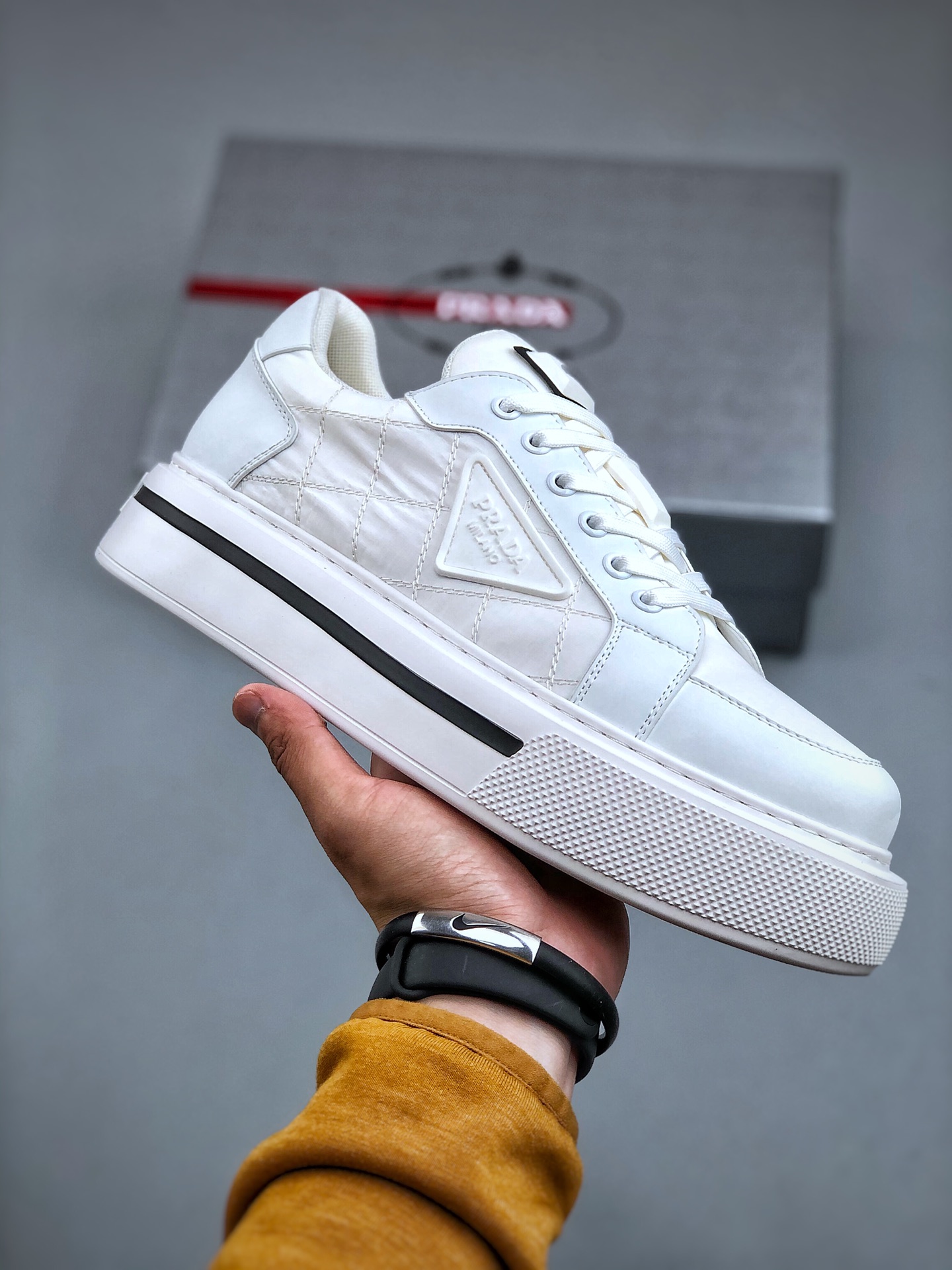 420 普拉达Prada Macro Re-Nylon Low Sneakers 雷诺尼龙系列低帮板鞋“三角尼龙白黑红标”