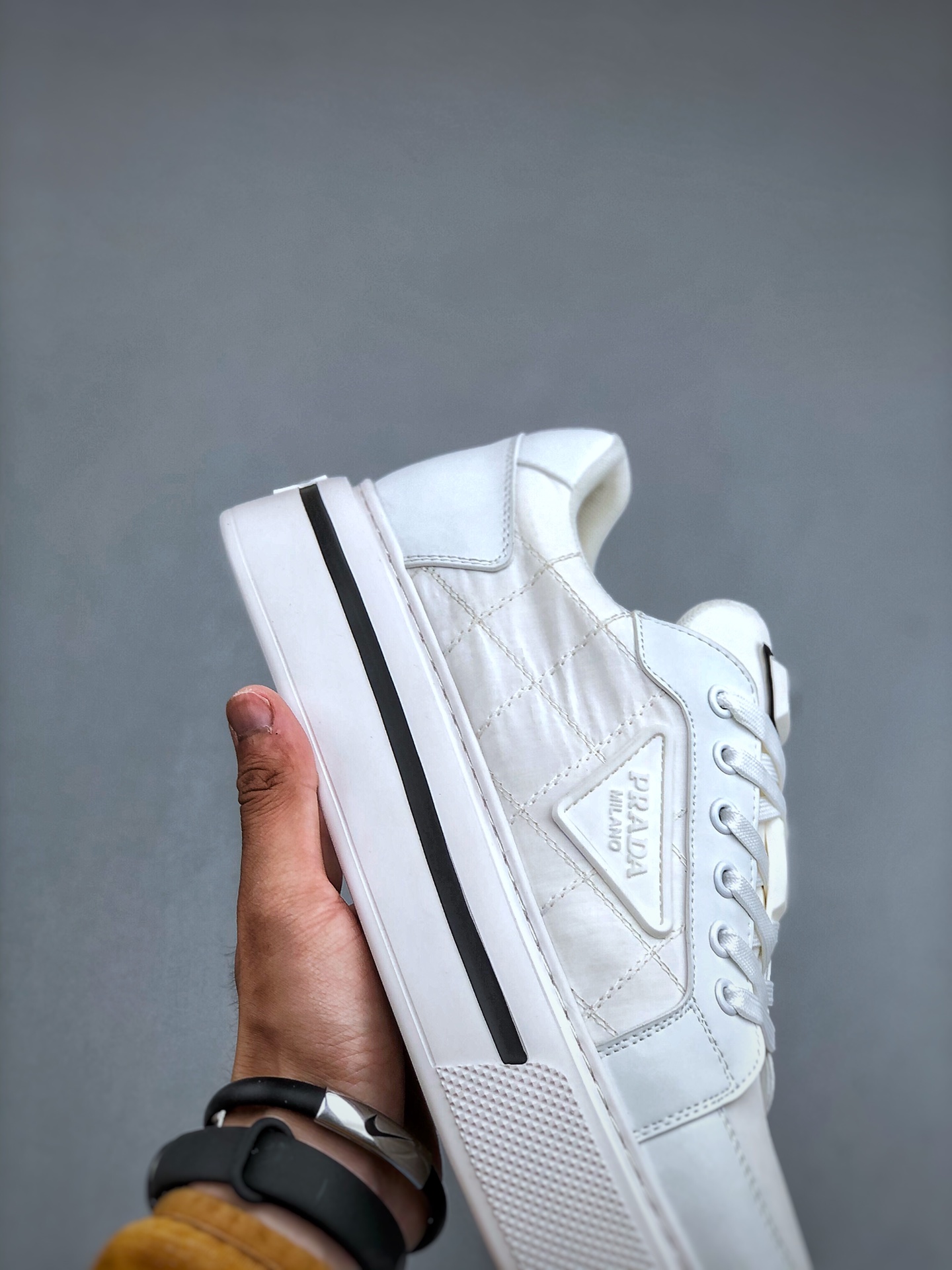 420 普拉达Prada Macro Re-Nylon Low Sneakers 雷诺尼龙系列低帮板鞋“三角尼龙白黑红标”