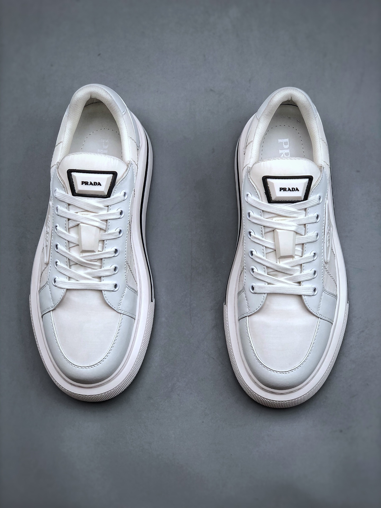 420 普拉达Prada Macro Re-Nylon Low Sneakers 雷诺尼龙系列低帮板鞋“三角尼龙白黑红标”