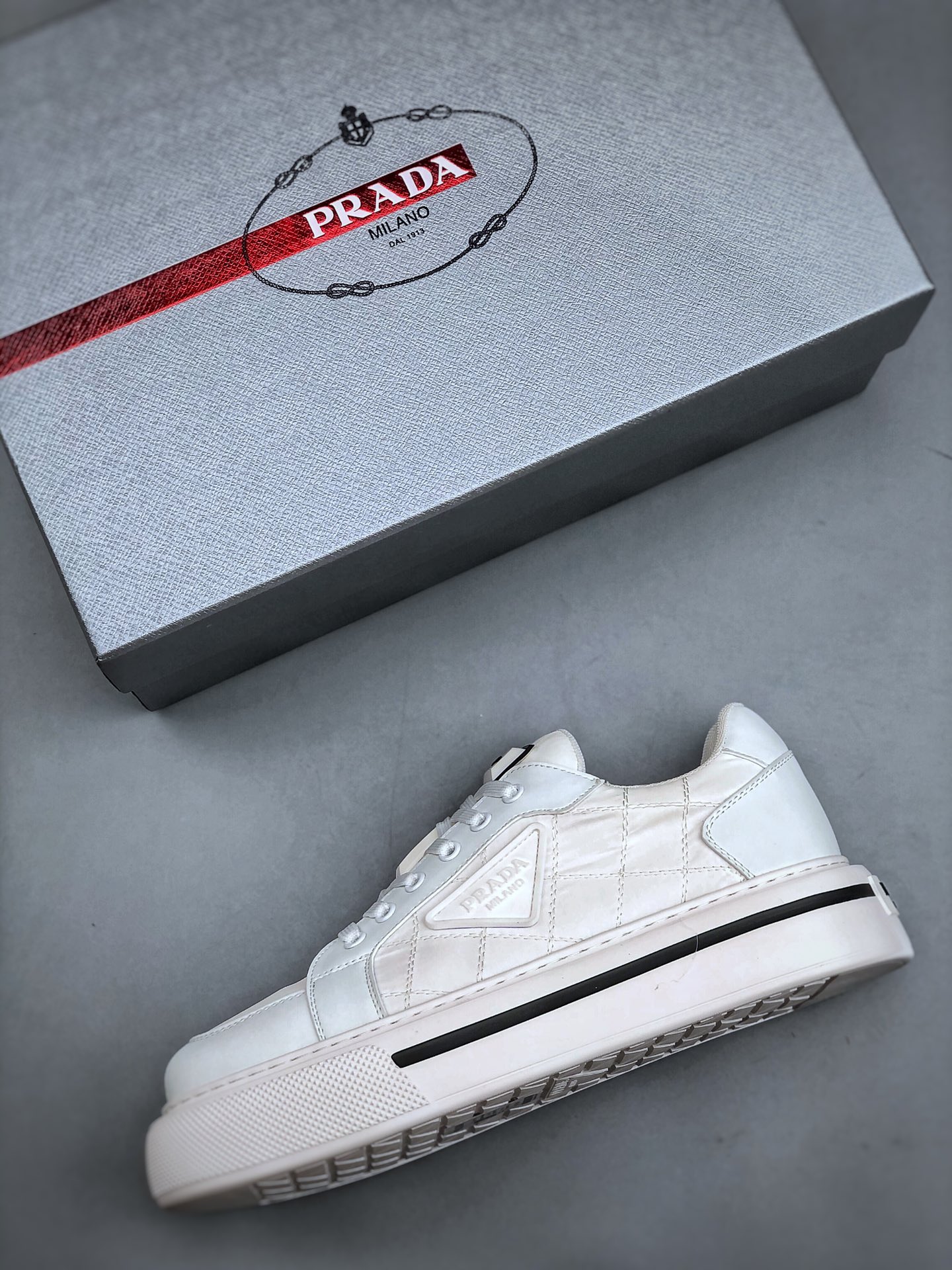 420 普拉达Prada Macro Re-Nylon Low Sneakers 雷诺尼龙系列低帮板鞋“三角尼龙白黑红标”