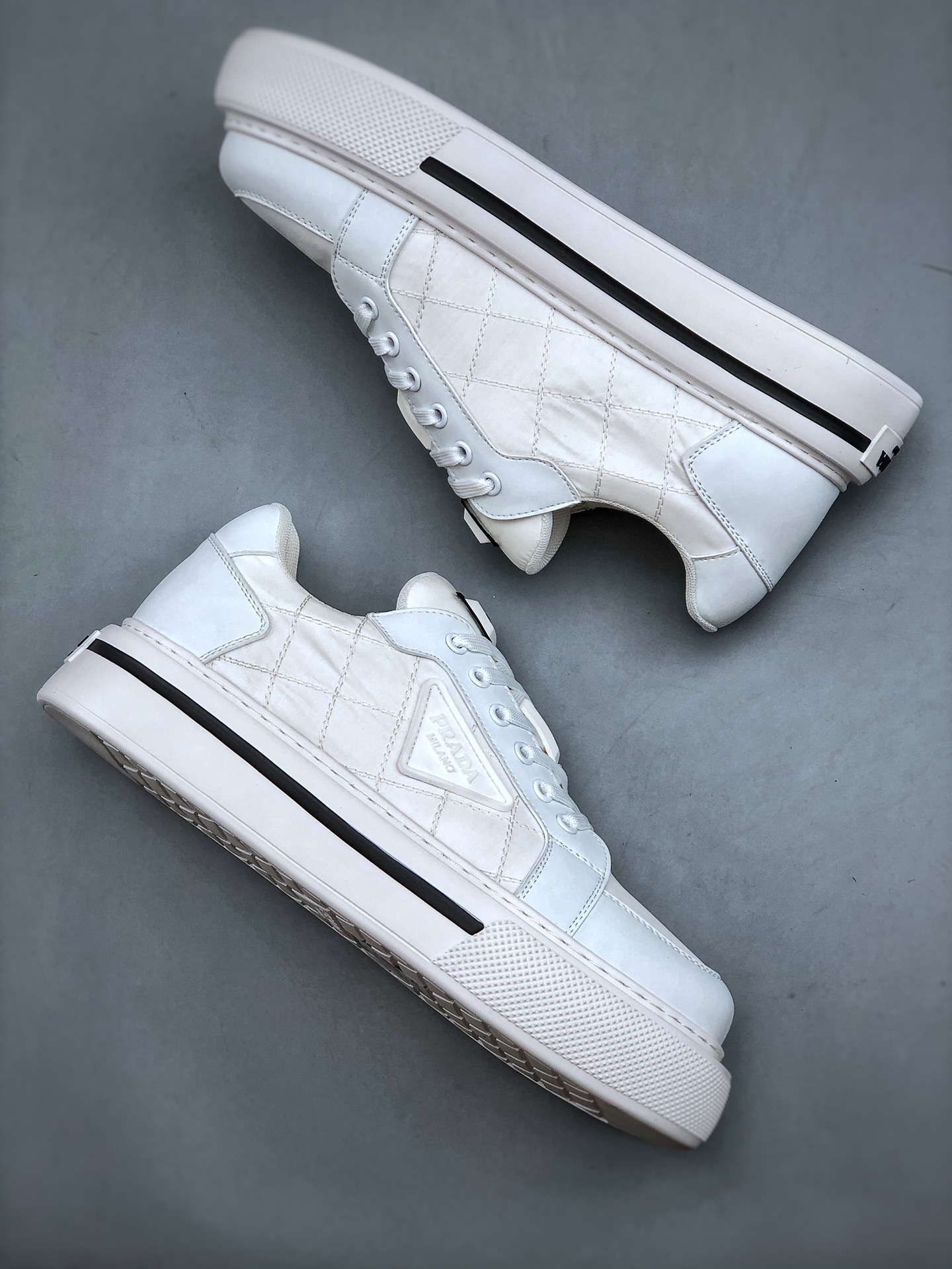 420 普拉达Prada Macro Re-Nylon Low Sneakers 雷诺尼龙系列低帮板鞋“三角尼龙白黑红标”