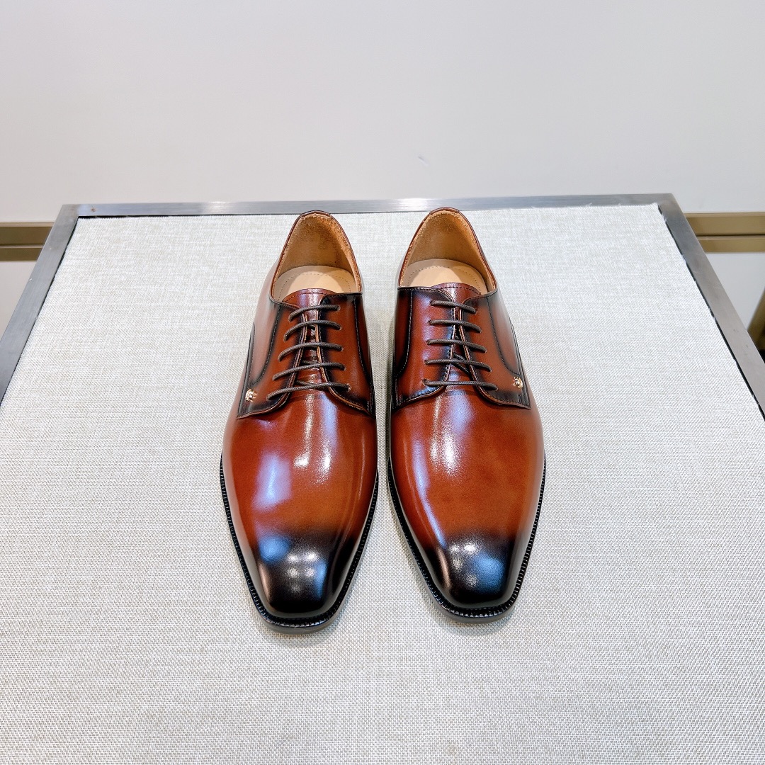 NO:679537,[G*] Original order - Purchasing agent level - Men's formal wear, business leather shoes - Upper material, imported polished cowhide with classic original fasteners - Inner foot pads are all made of imported cowhide - Original customized leather outsole -Size 39-44 (38,45. Customized, non-refundable and non-exchangeable) -,,cowhide,Leather soles19860909【G*】原单 -代购级别 -男士正装,商务皮鞋 -鞋面材质,进口擦色牛皮搭配经典原单扣件 -内里垫脚 均用进口牛皮 -原版定制真皮大底 -Size 39-44（38,45.订制不退不换） -,,cowhide,Leather soles,Men's shoes