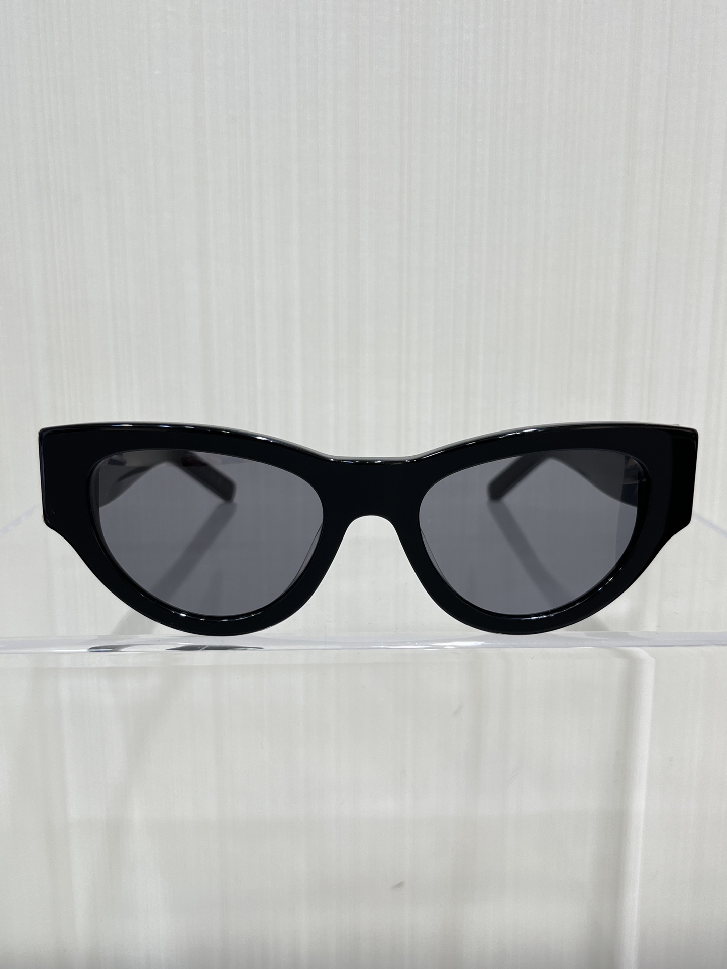 NO:632318,SLM94 sunglasses must be in this narrow shape this year. They look fashionable as soon as you wear them. These sunglasses from ysl are perfect for the face. They are a must-have sunglasses for daily UV protection and come with a set of packaging., saint laurent, high-end jewelry from Cartier19860909SLM94太阳镜 今年一定要入这种窄版形状 一戴就时髦感,ysl这幅上脸绝绝子,防uv日常出门旅游墨镜必备单品,配包装一套.,,saint laurent,卡迪亚高端饰品,Jewelry