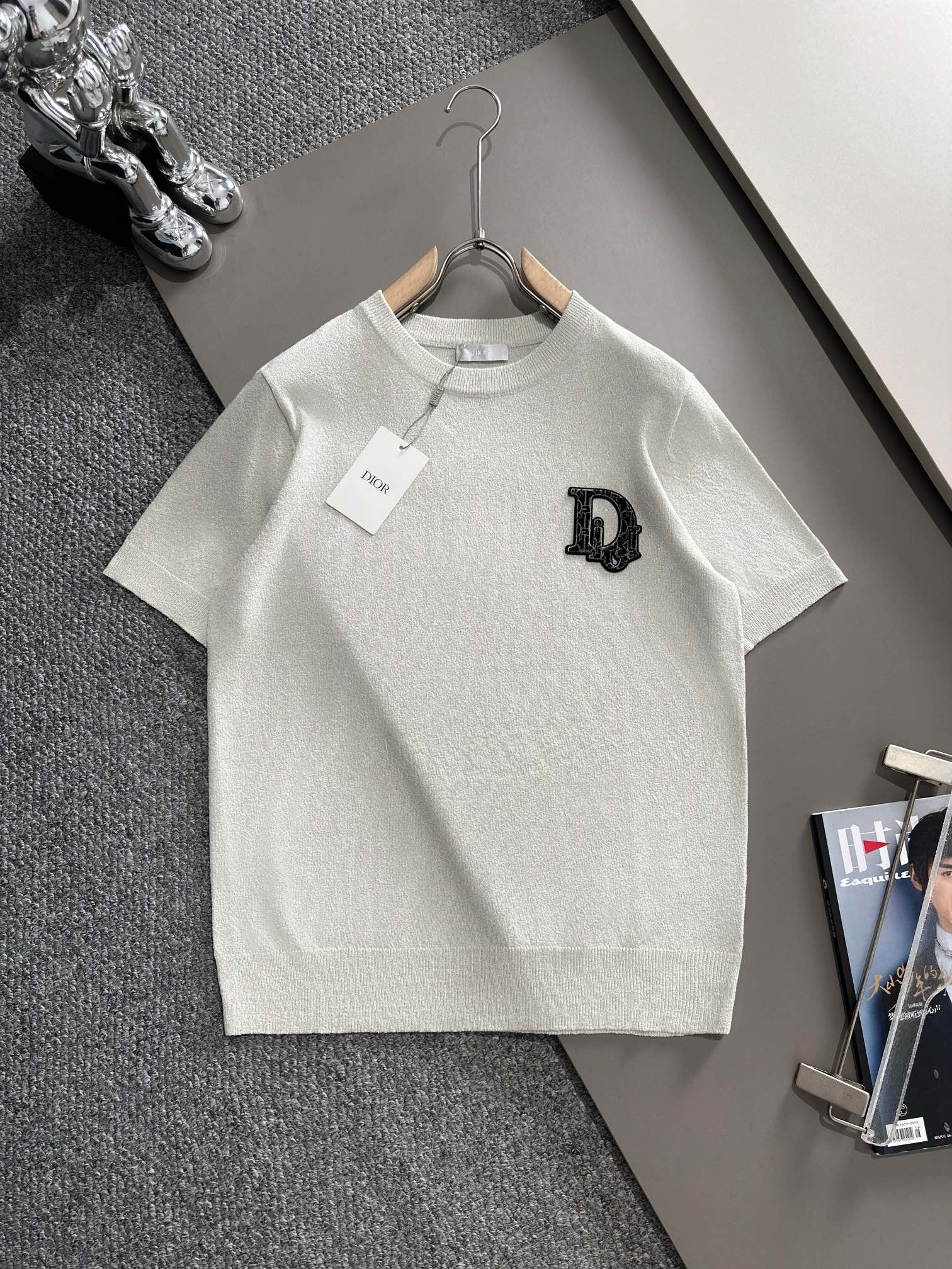 Nueva camiseta de punto de manga corta de Dior 2024 con elementos sencillos del logotipo. Las telas personalizadas de a…