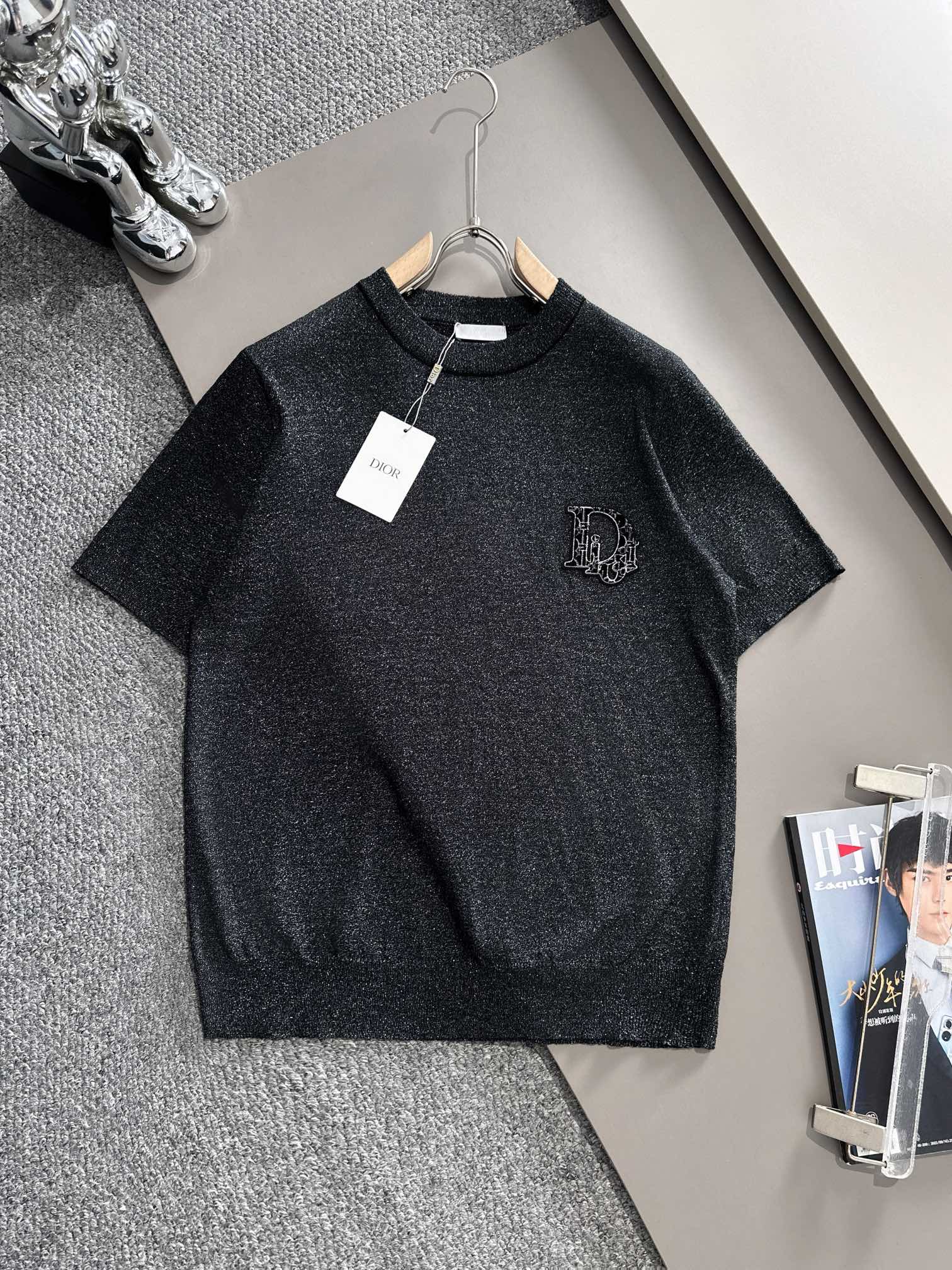 Nueva camiseta de punto de manga corta de Dior 2024 con elementos sencillos del logotipo. Las telas personalizadas de a…