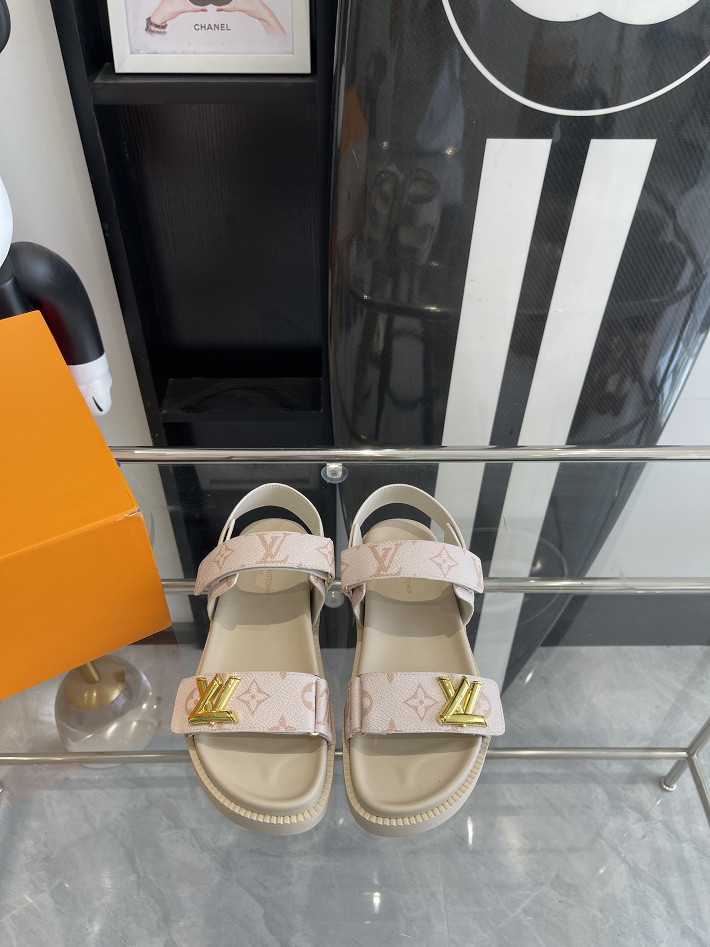 NO:409542,LV spring and summer new style, counter main style, new beach shoes, hard products new, full of high-end feel, a popular style by domestic and foreign bloggers, retro and fashionable, beautiful and beautiful. The official website main style, original custom leather upper, inner li, niulie, rubber combination high-end sole, shoe size: 35-45 (45 custom made), slippers, sandals, louis vuitton, sandals, slippers19860909LV 春夏新款 专柜主打 新款沙滩鞋 硬货上新 高级感十足 国内外博主刷爆的一款 复古又时髦上脚美炸了 官网主推款 鞋面原版定制皮料 内里 牛里 橡胶组合高端大底 鞋码: 35-45（ 45定做）,拖鞋凉鞋,louis vuitton,sandals,slippers,Women's Shoes