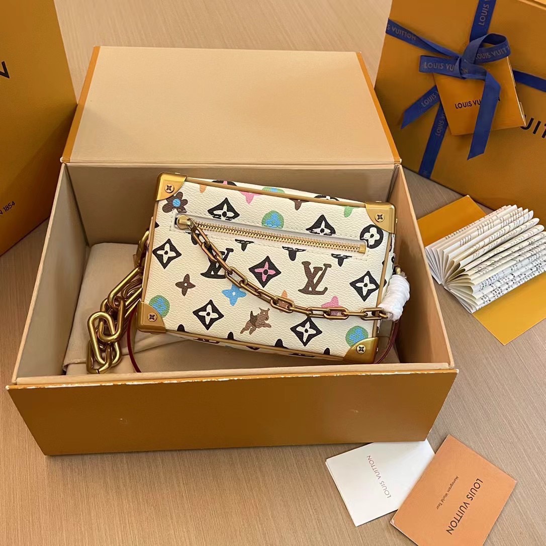 NO:181207,Super-grade original leather TOP Top version MINI SOFT TRUNK handbag Model M25132 combines classic heritage and modern style. Craggy canvas presents hand-painted Monogram patterns, bringing together Monogram floral, V letters, daisy and puppy elements. The chain with street-connected detachable shoulder straps and the decorative chain of the front zipper are shining with metallic luster. Size 18.5*13*8, authentic LV, louis vuitton19860909特级 原厂皮 TOP 顶级版 MINI SOFT TRUNK 手袋 型号M25132 兼具经典底蕴和摩登格调. Craggy 帆布呈现手绘 Monogram 图案,汇聚 Monogram 花卉、V字母、雏菊和小狗元素.街接可拆卸肩带的链条和前拉链的装饰性链条共同闪烁金属莹泽. 尺寸18.5*13*8,正品级LV,louis vuitton,Bag